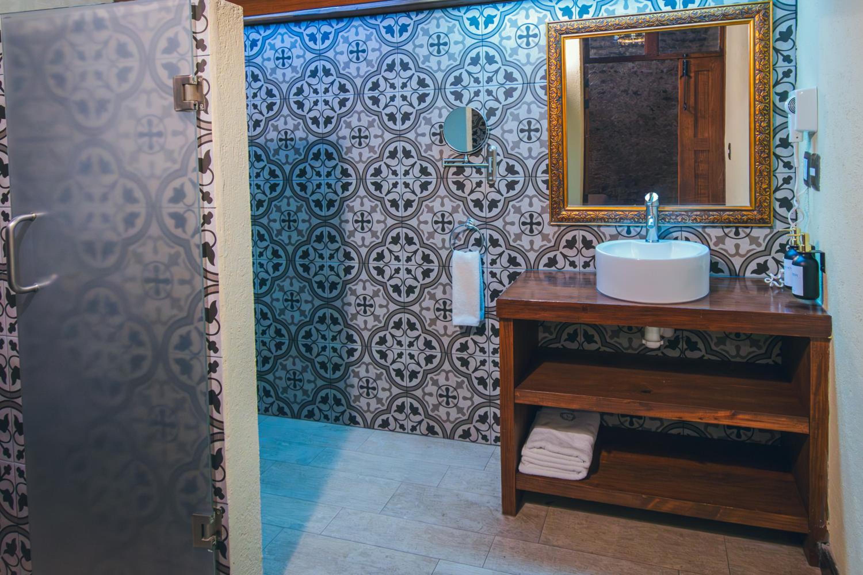 Deluxe King Room - Photo 7