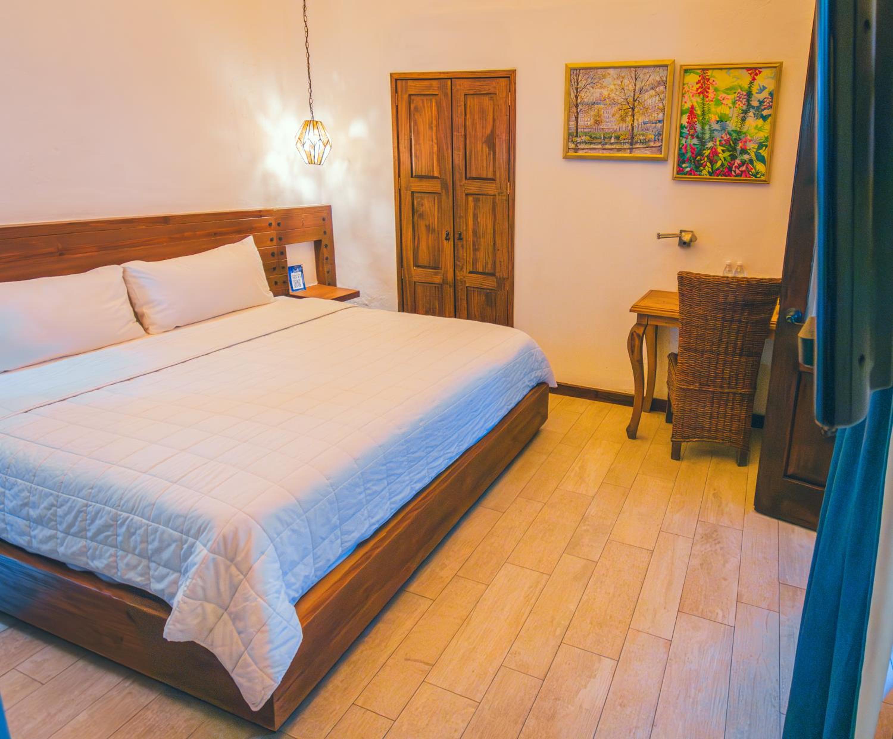Deluxe King Room - Photo 3