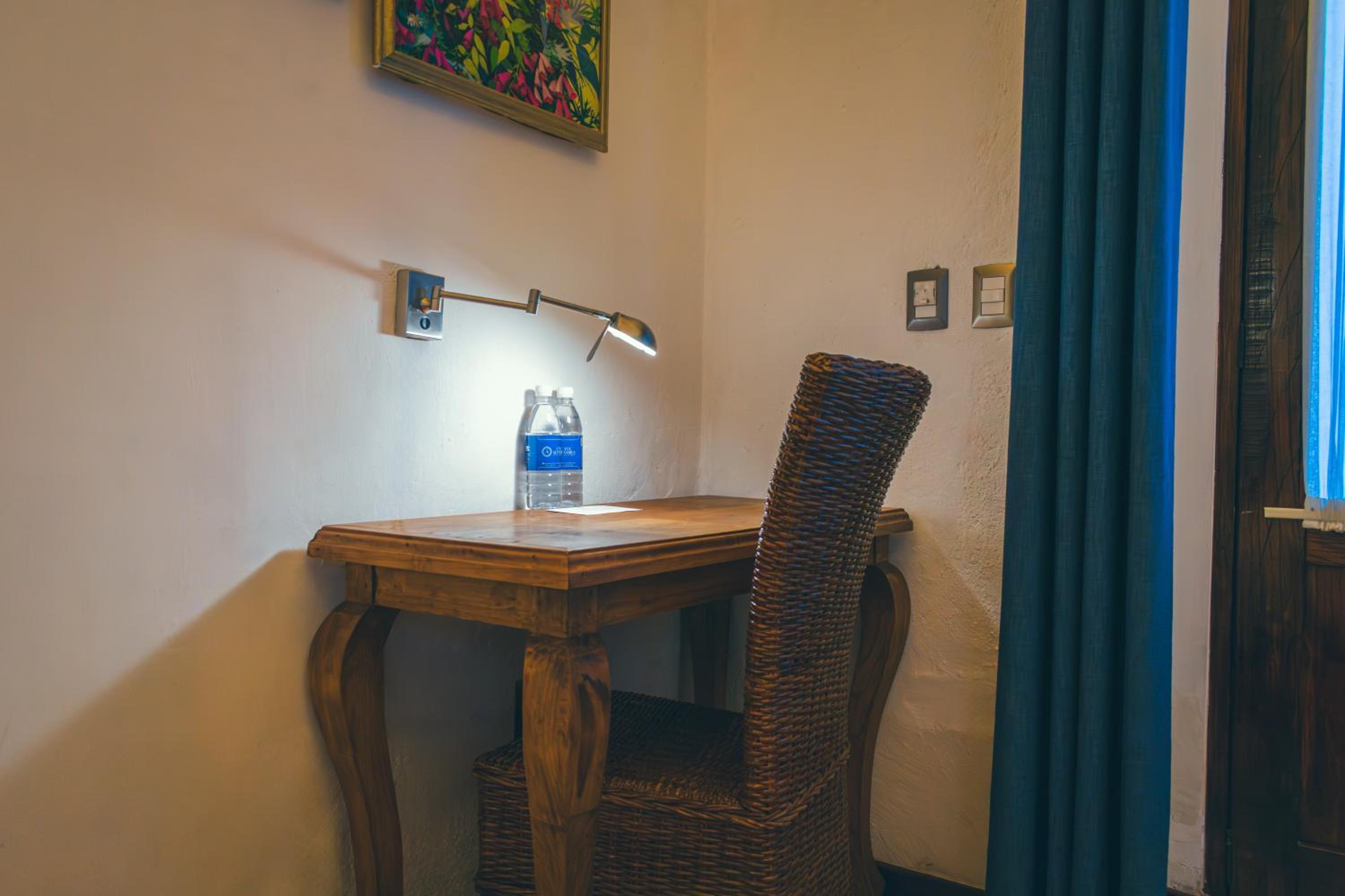 Deluxe King Room - Photo 9