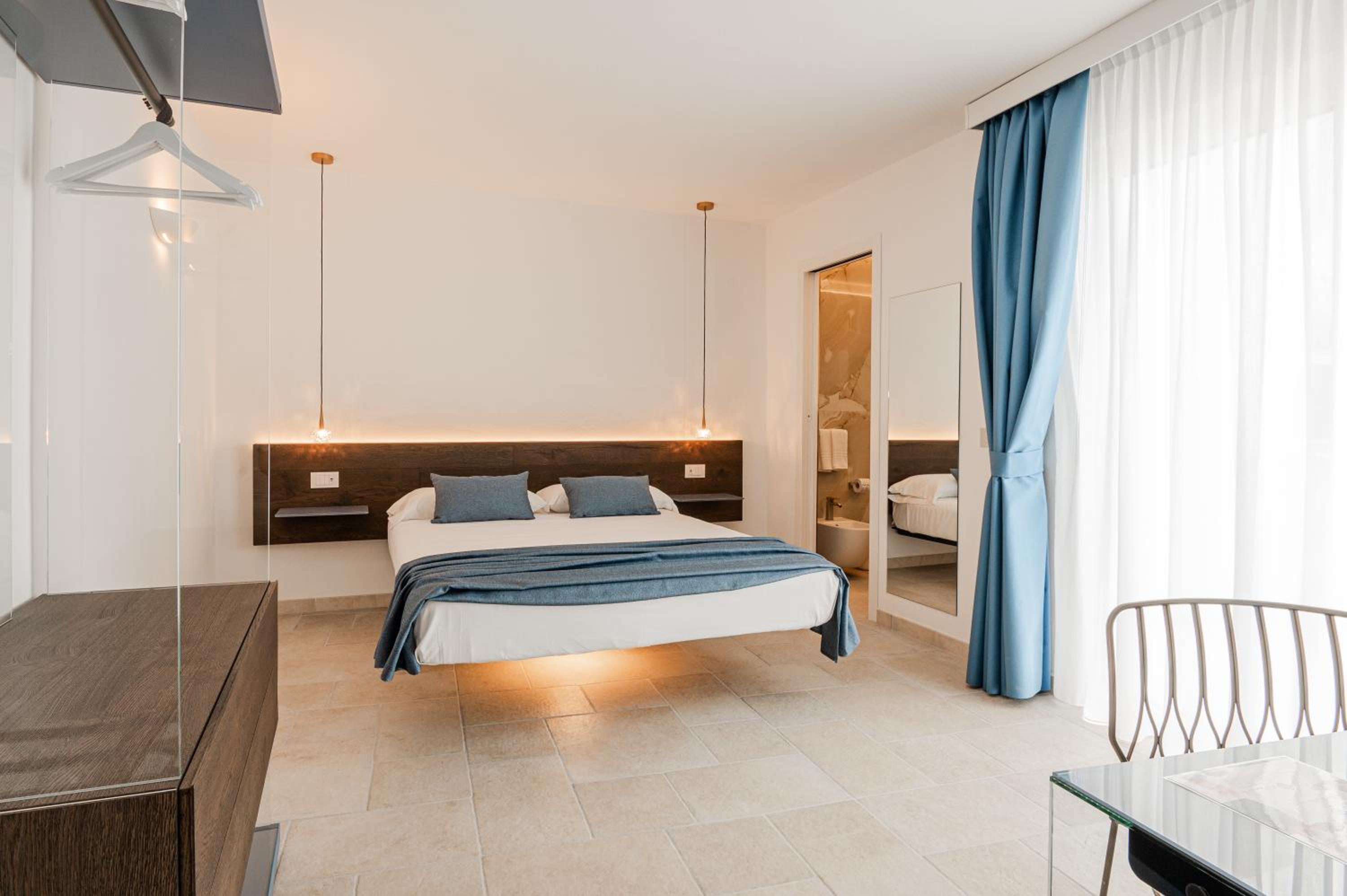 Deluxe Double Room with Balcony and Sea View