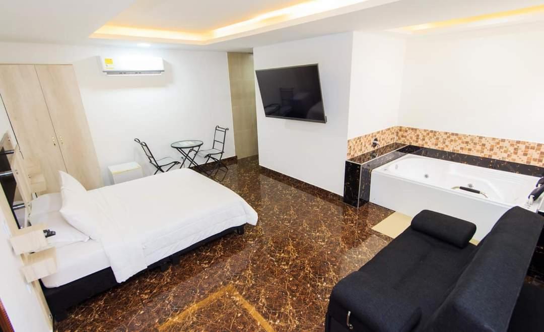 Deluxe Suite With Spa Bath
