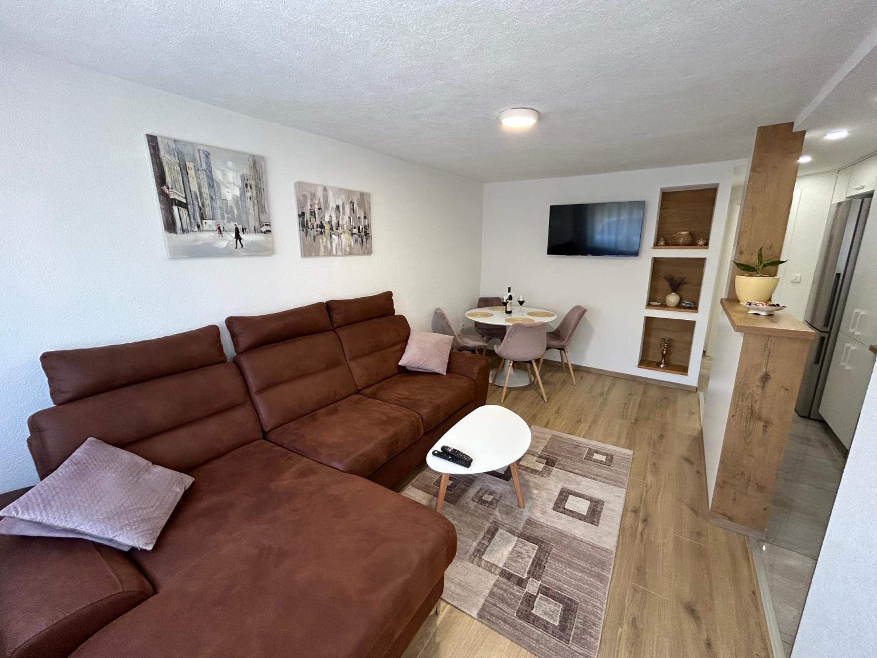 One-Bedroom Apartment photo 1