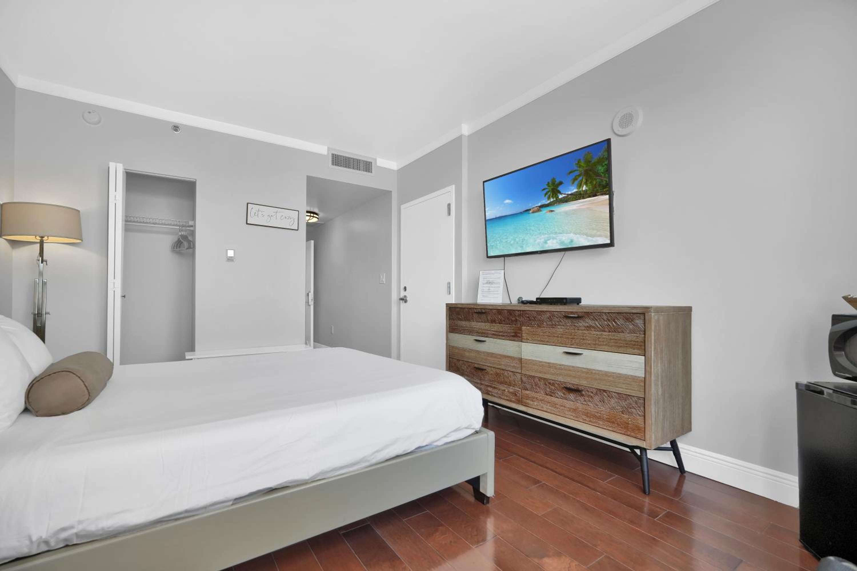 Three-Bedroom Apartment with Balcony photo 1