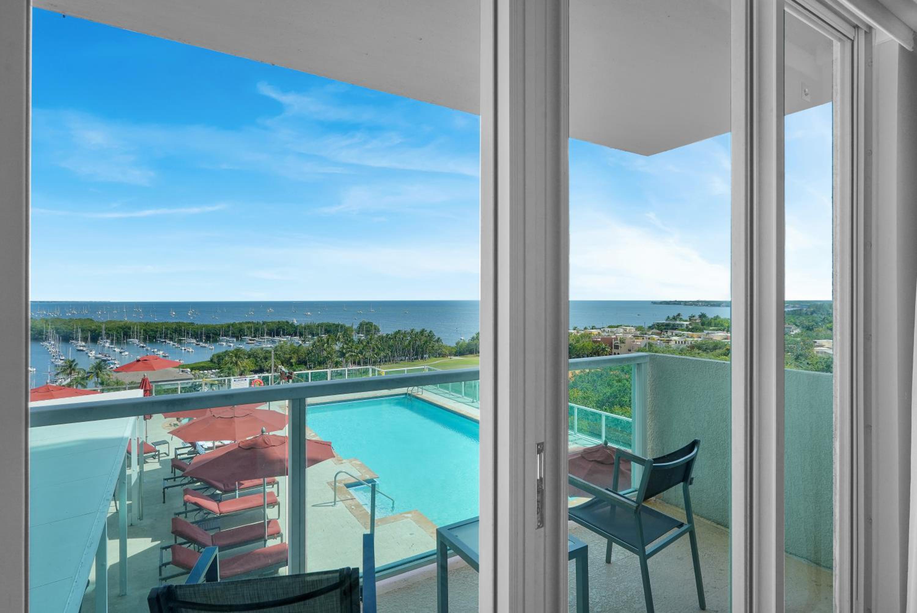 Three-Bedroom Apartment with Balcony photo 3