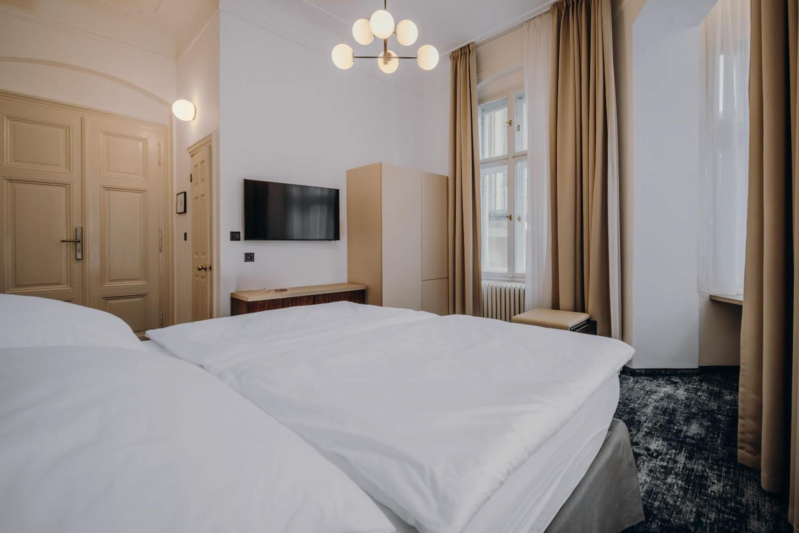 Deluxe Double Room with View - Photo 7