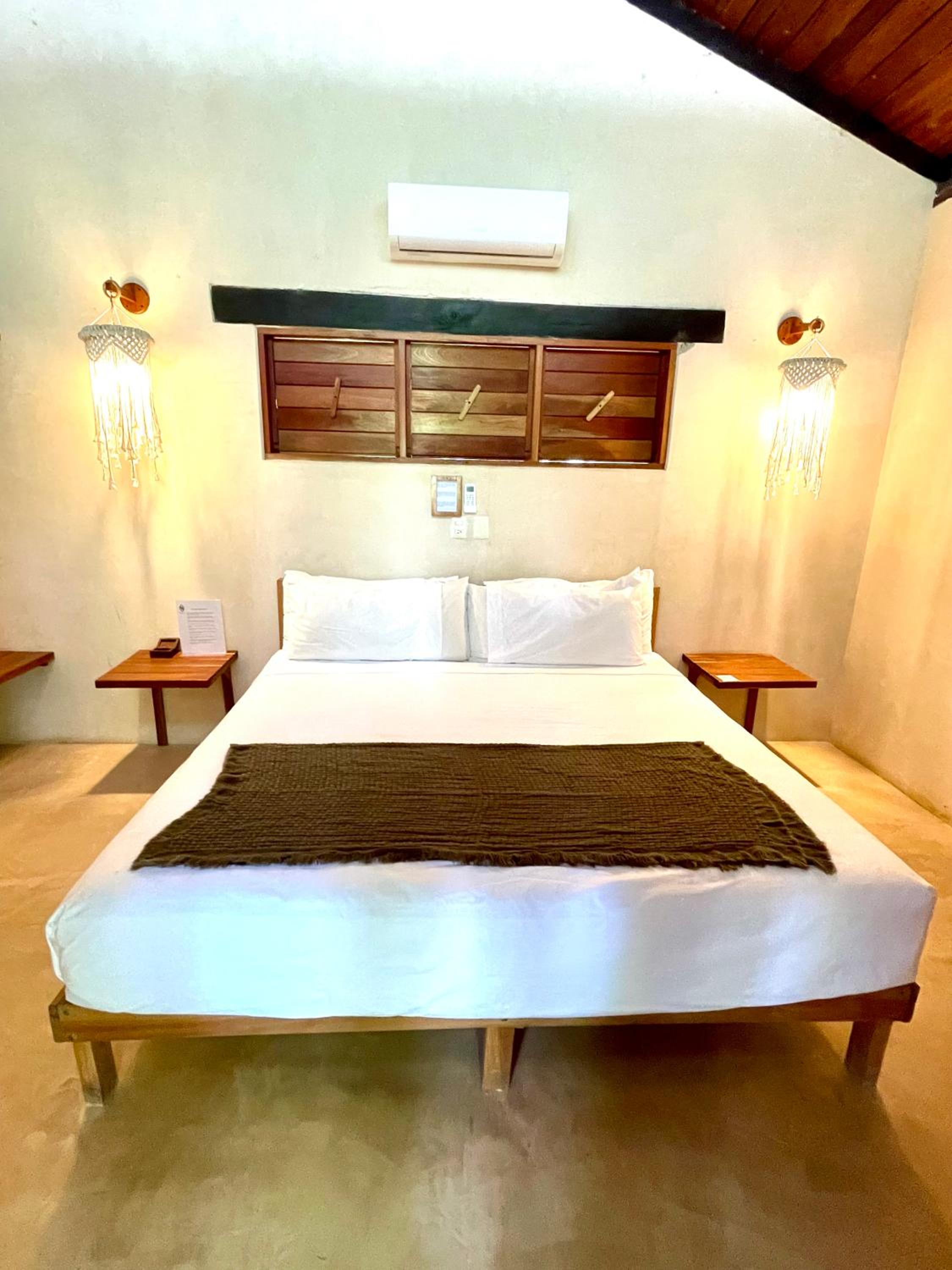 King Room with Balcony - Photo 4