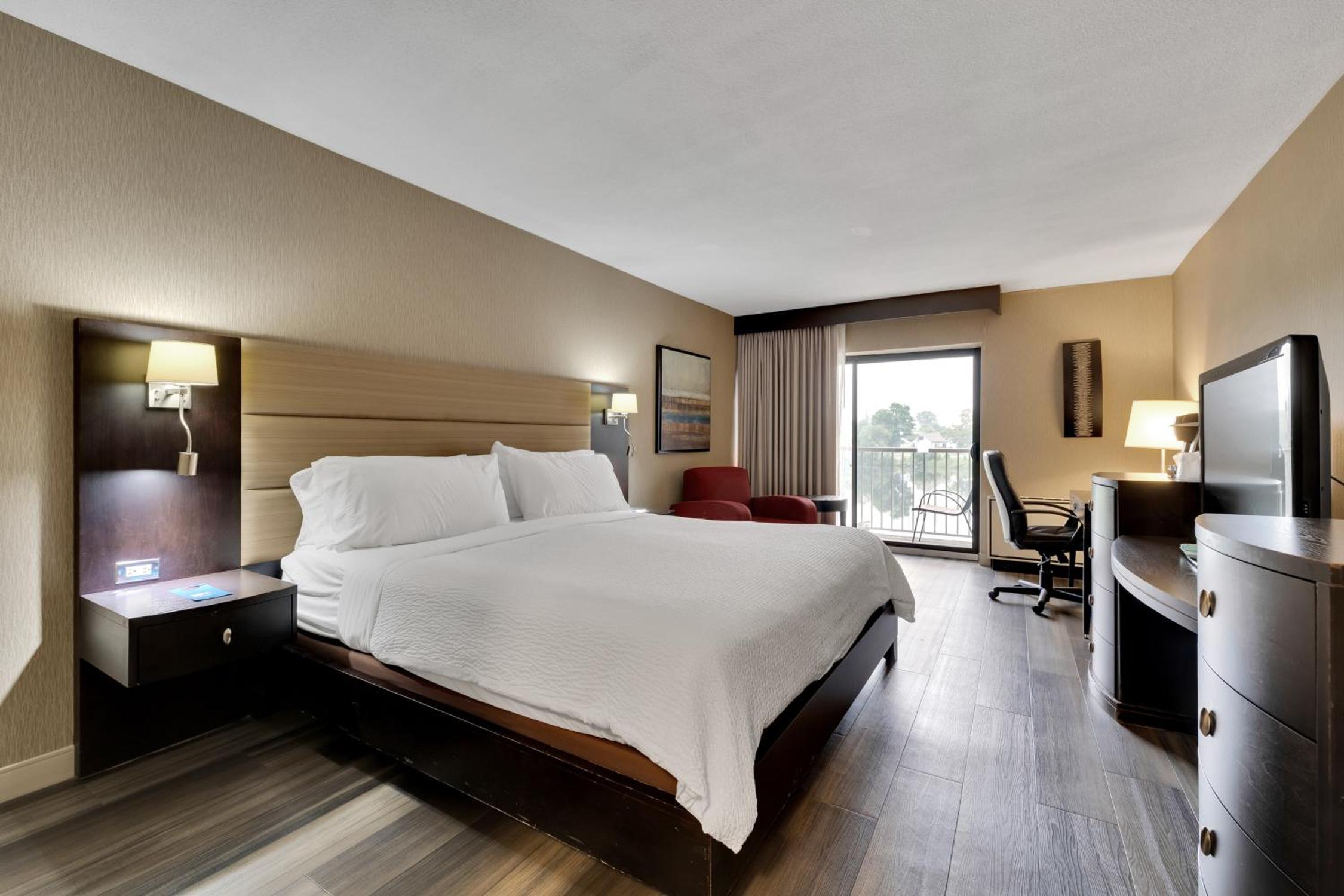 Standard King Room with River View photo 2