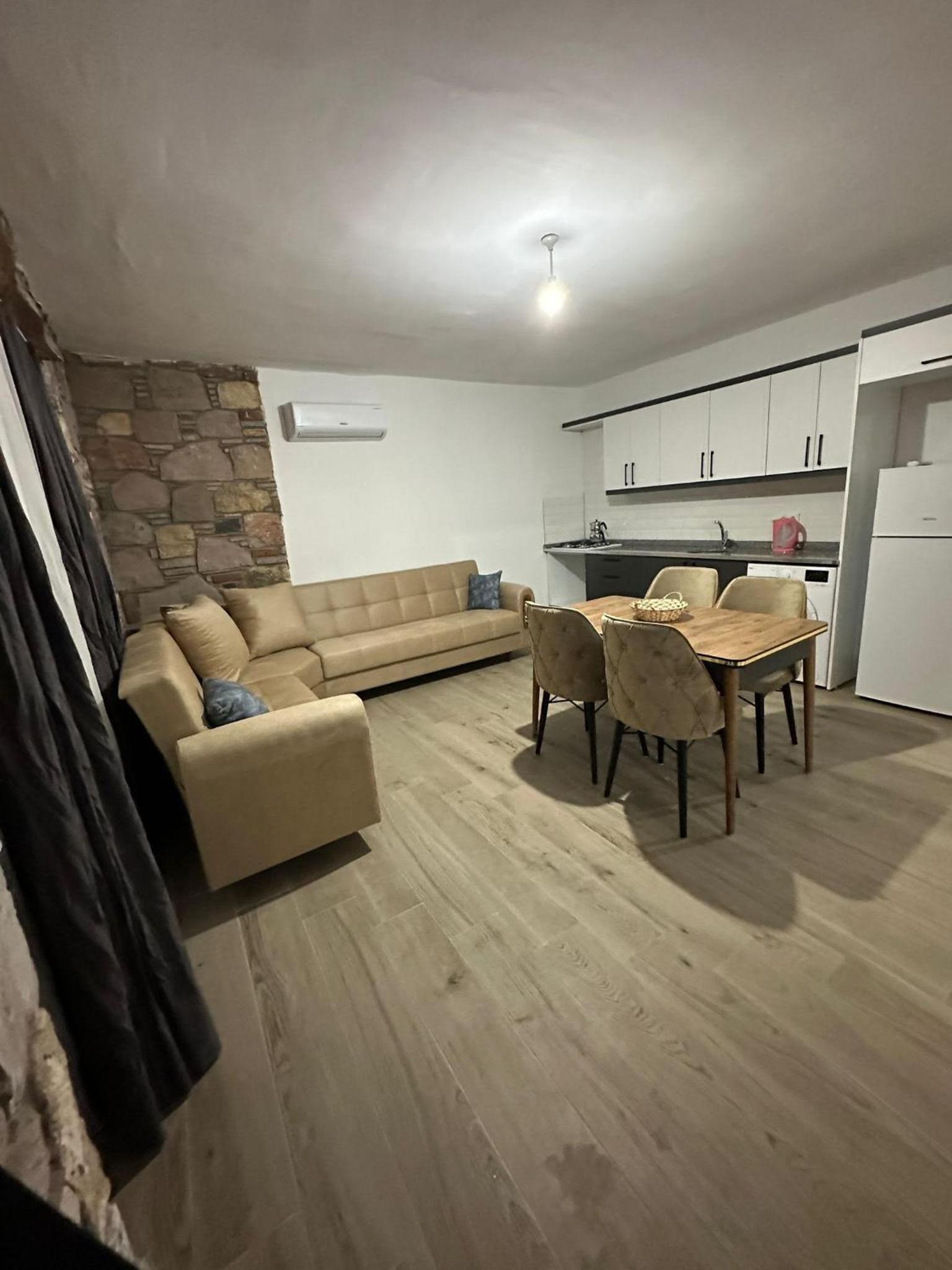 One-Bedroom Apartment photo 1