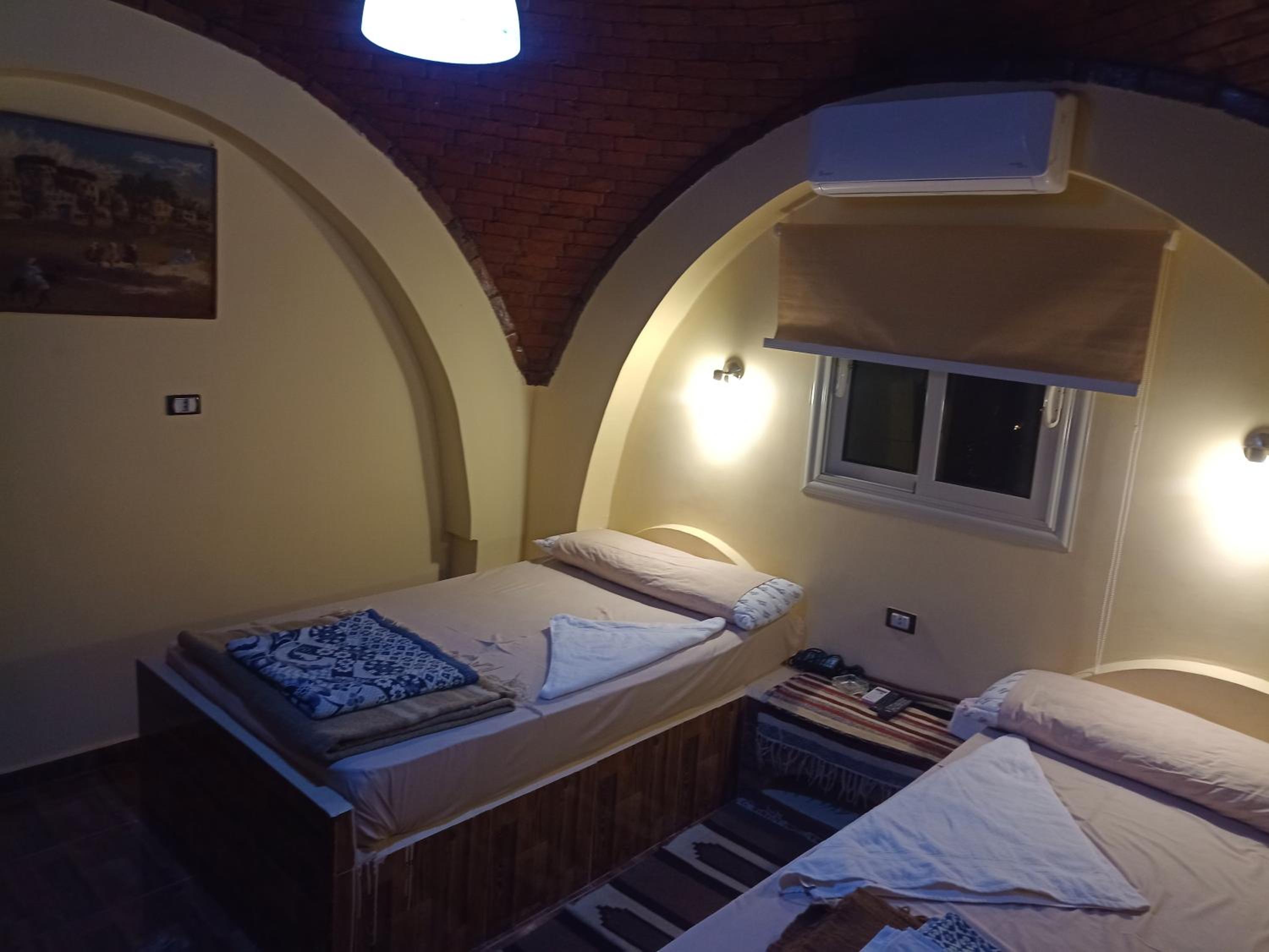 Standard Twin Room - Photo 4