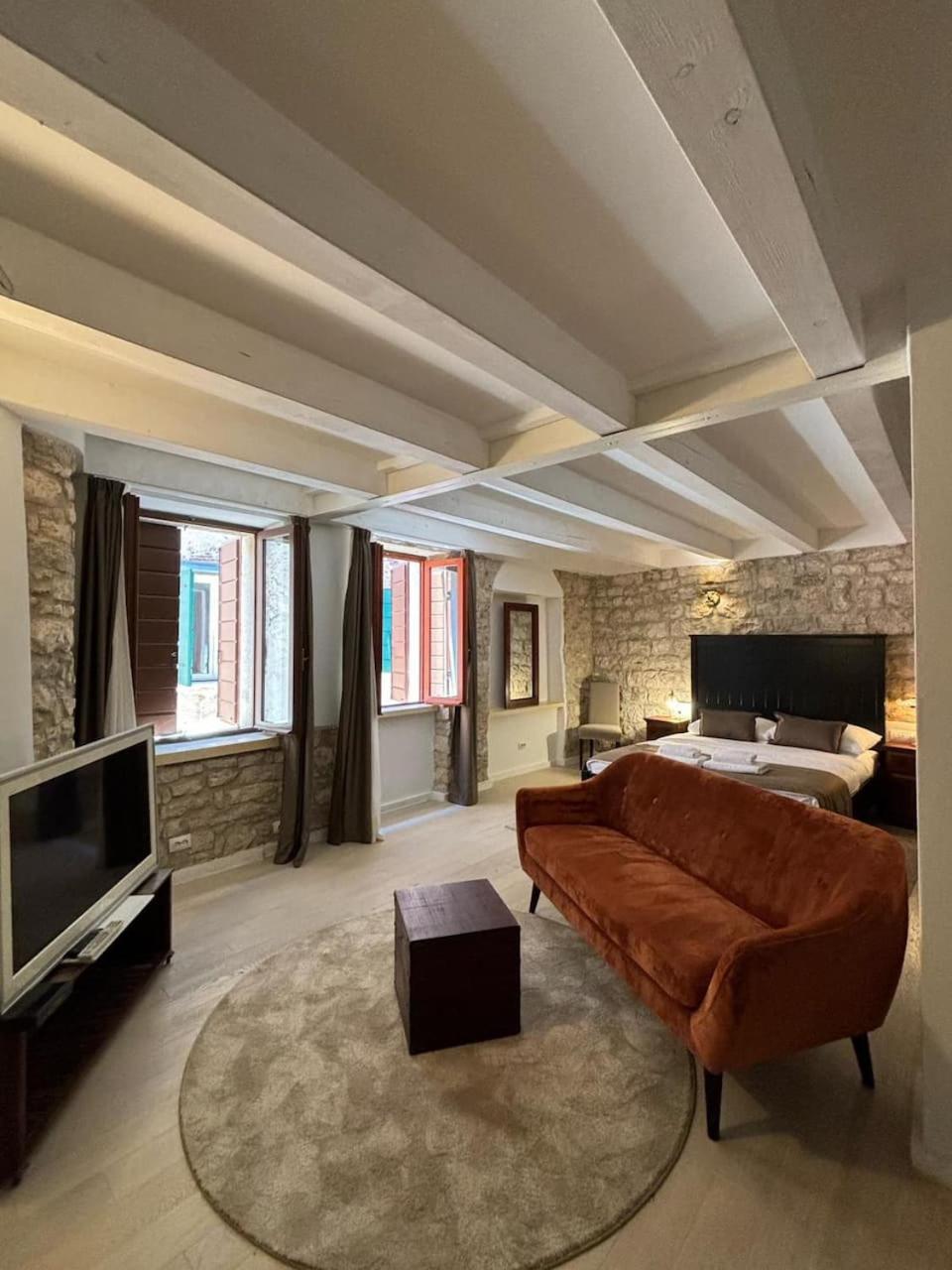 Classic One-Bedroom Apartment with King Bed