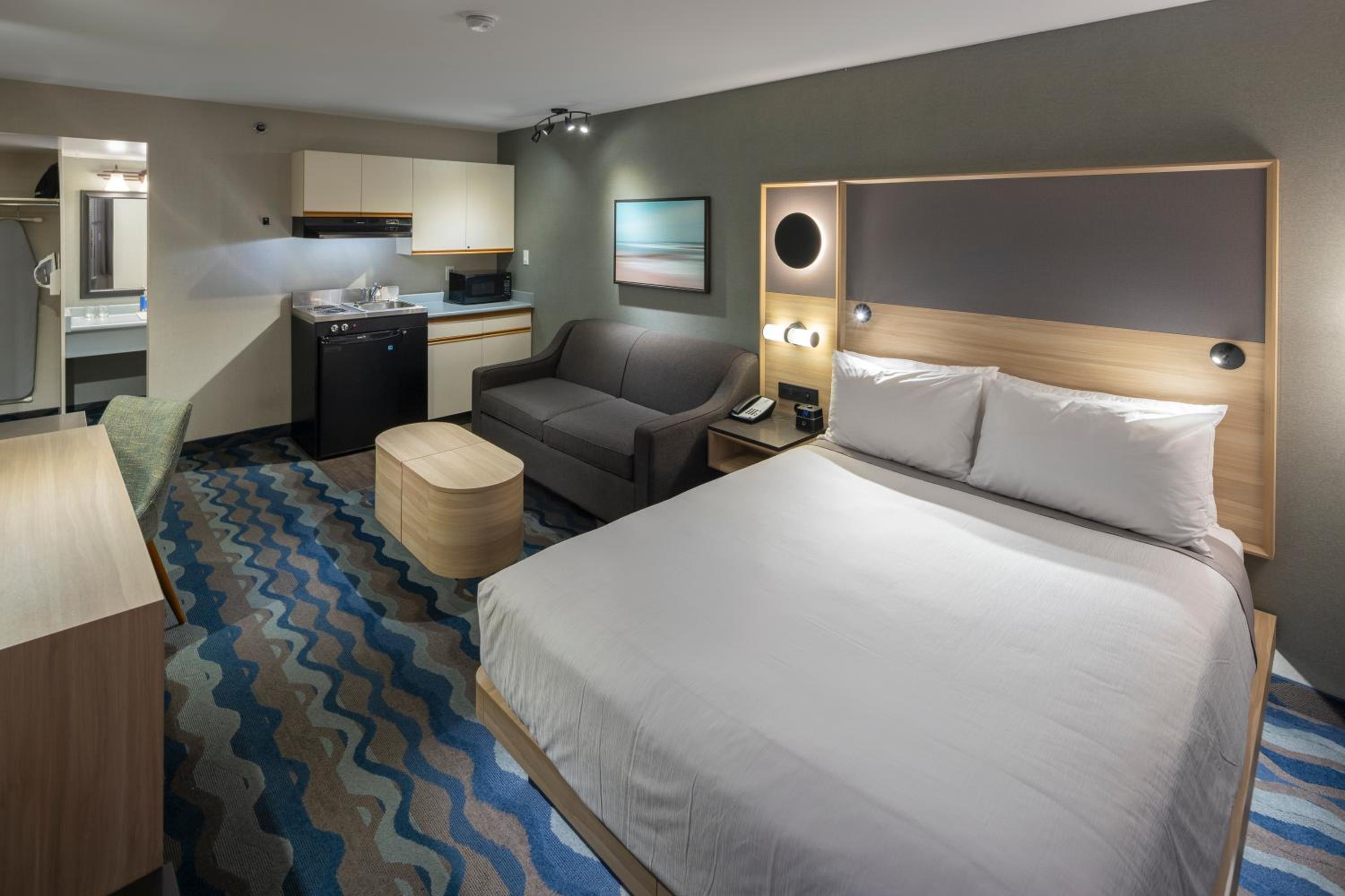 Queen Bed Kitchenette - Photo 1