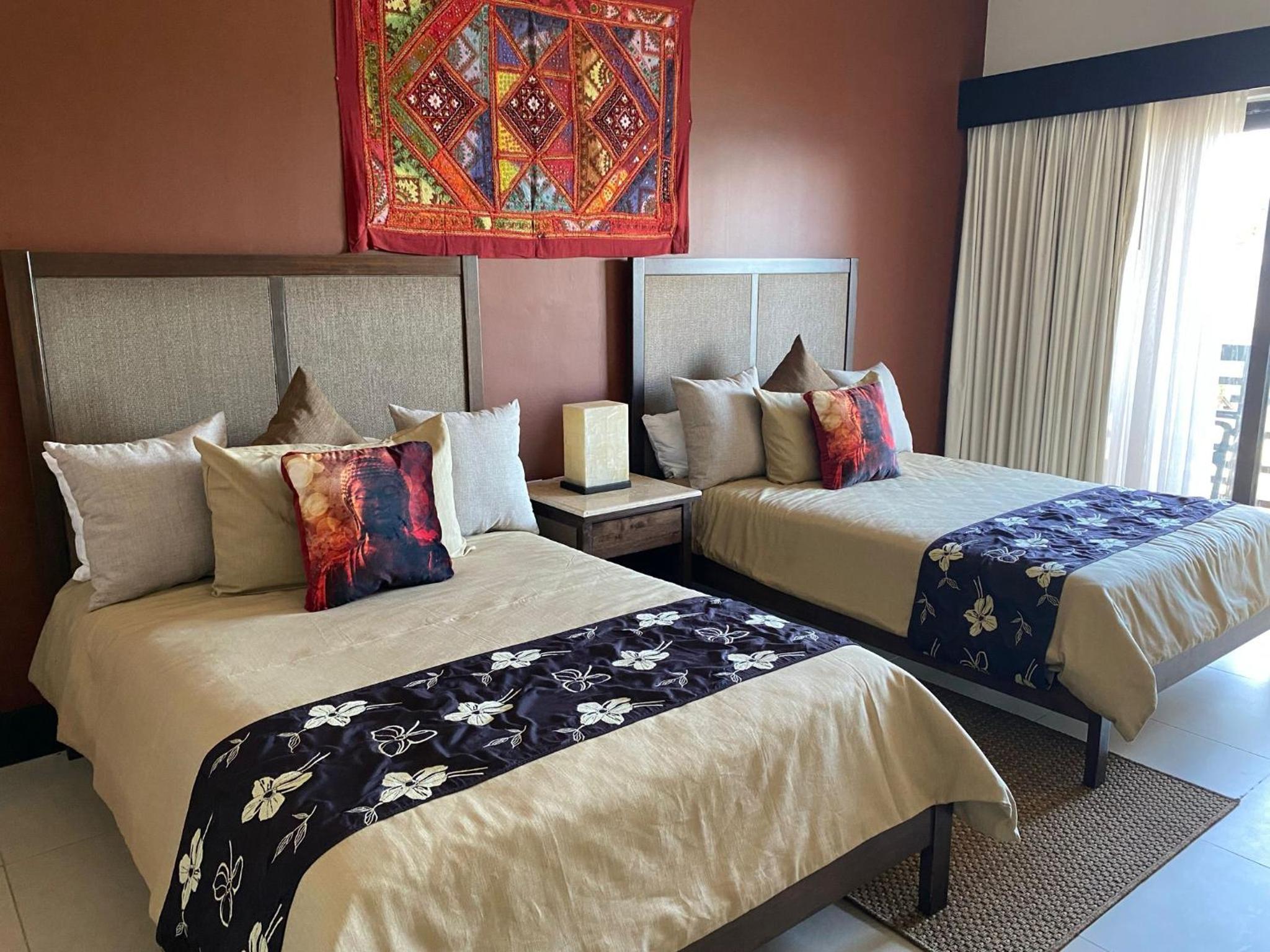 Apartamento de dois quartos com varanda e vista para o mar