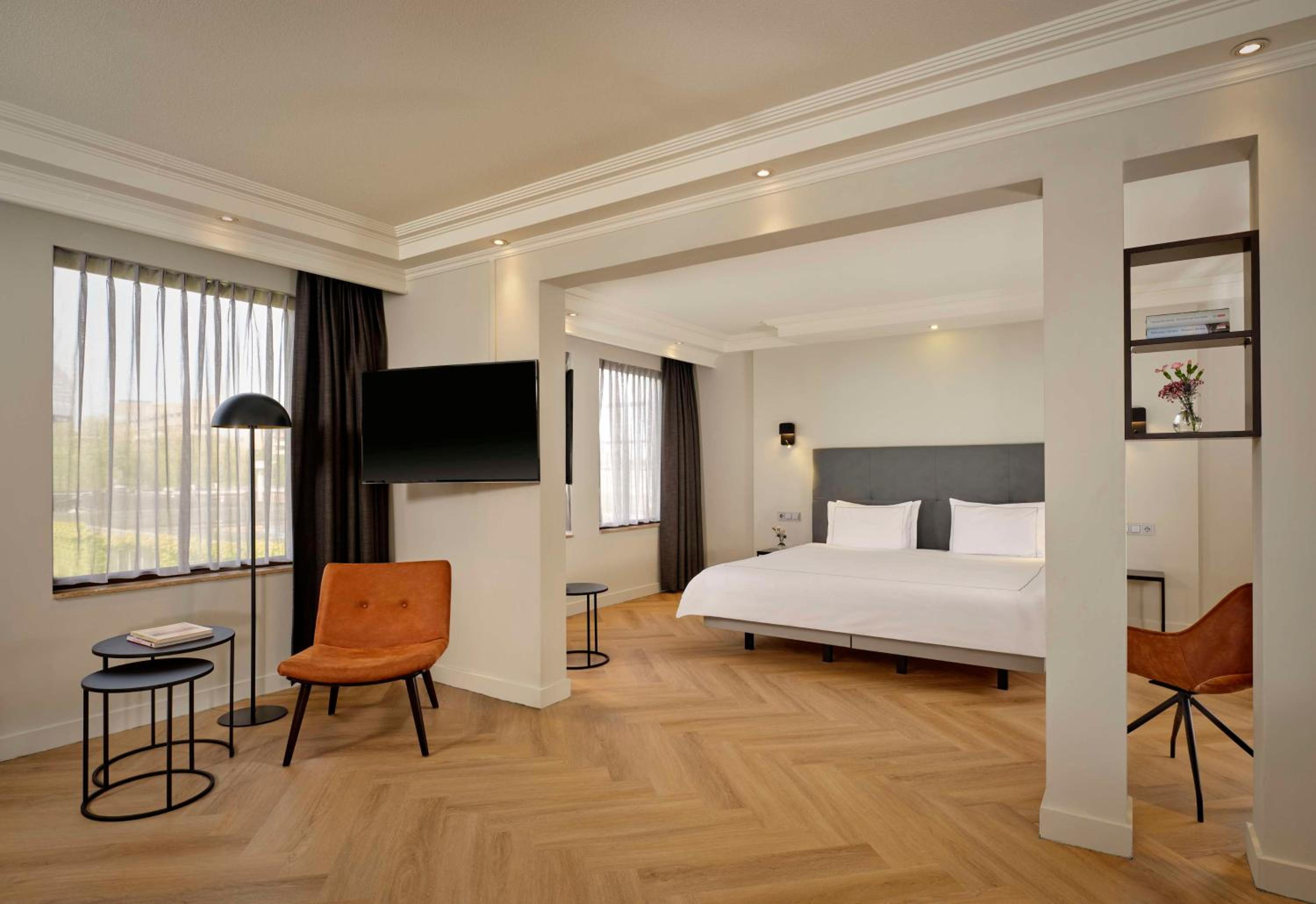 Business Suite (3 Adults) - Photo 1