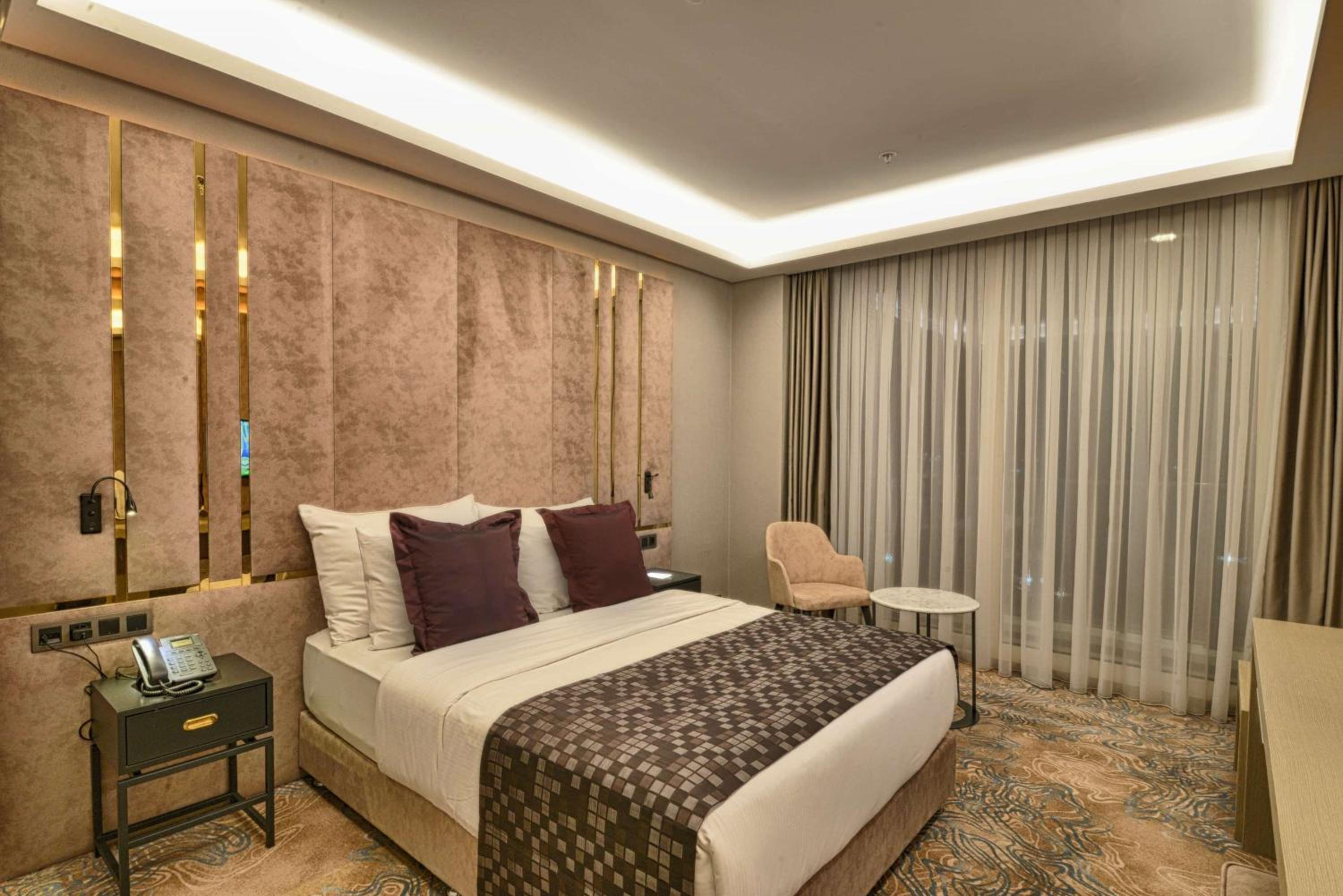 Superior Double Room with Balcony and View thumbnail 5