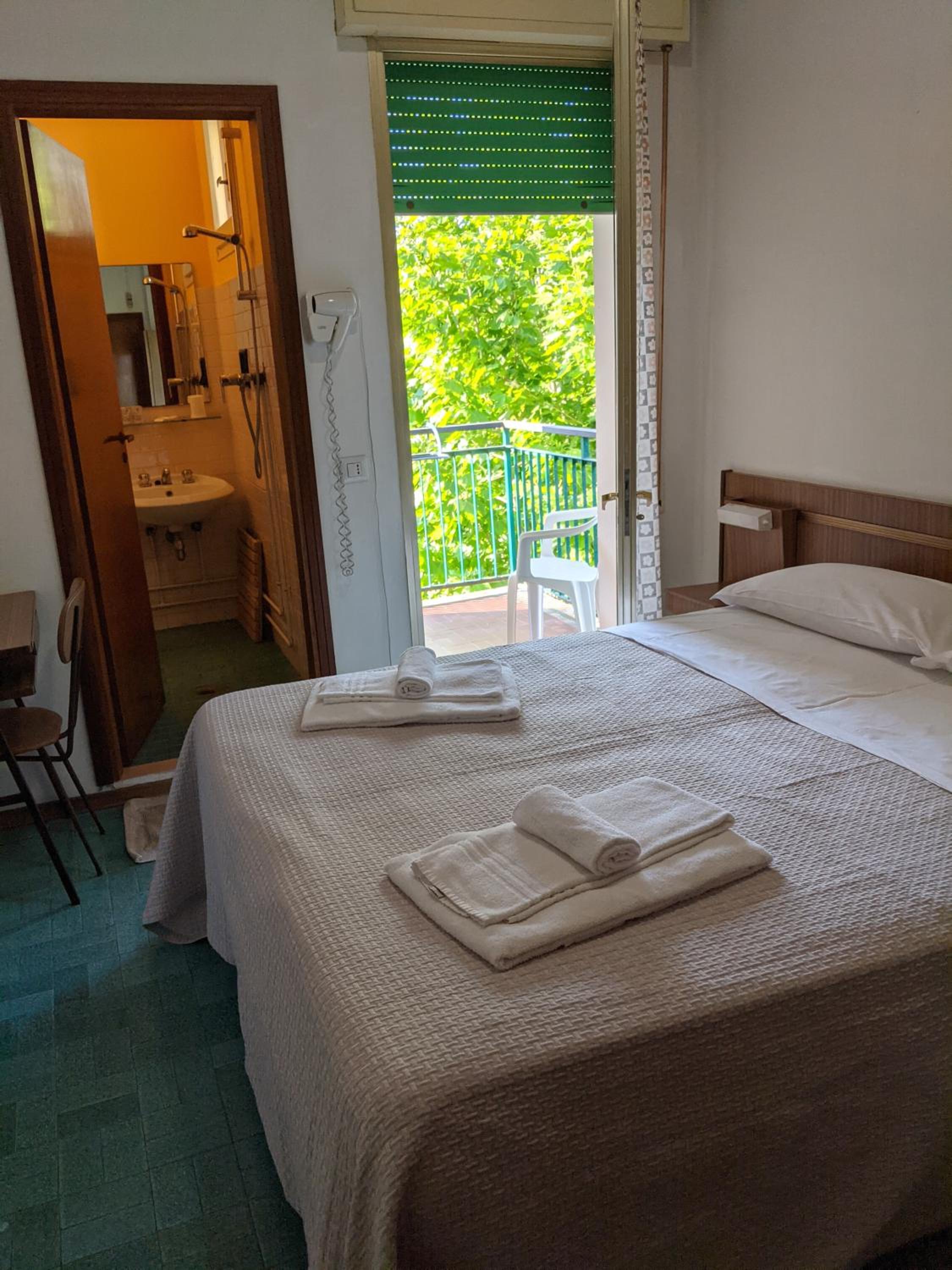 Double Room with Private Bathroom - Photo 3