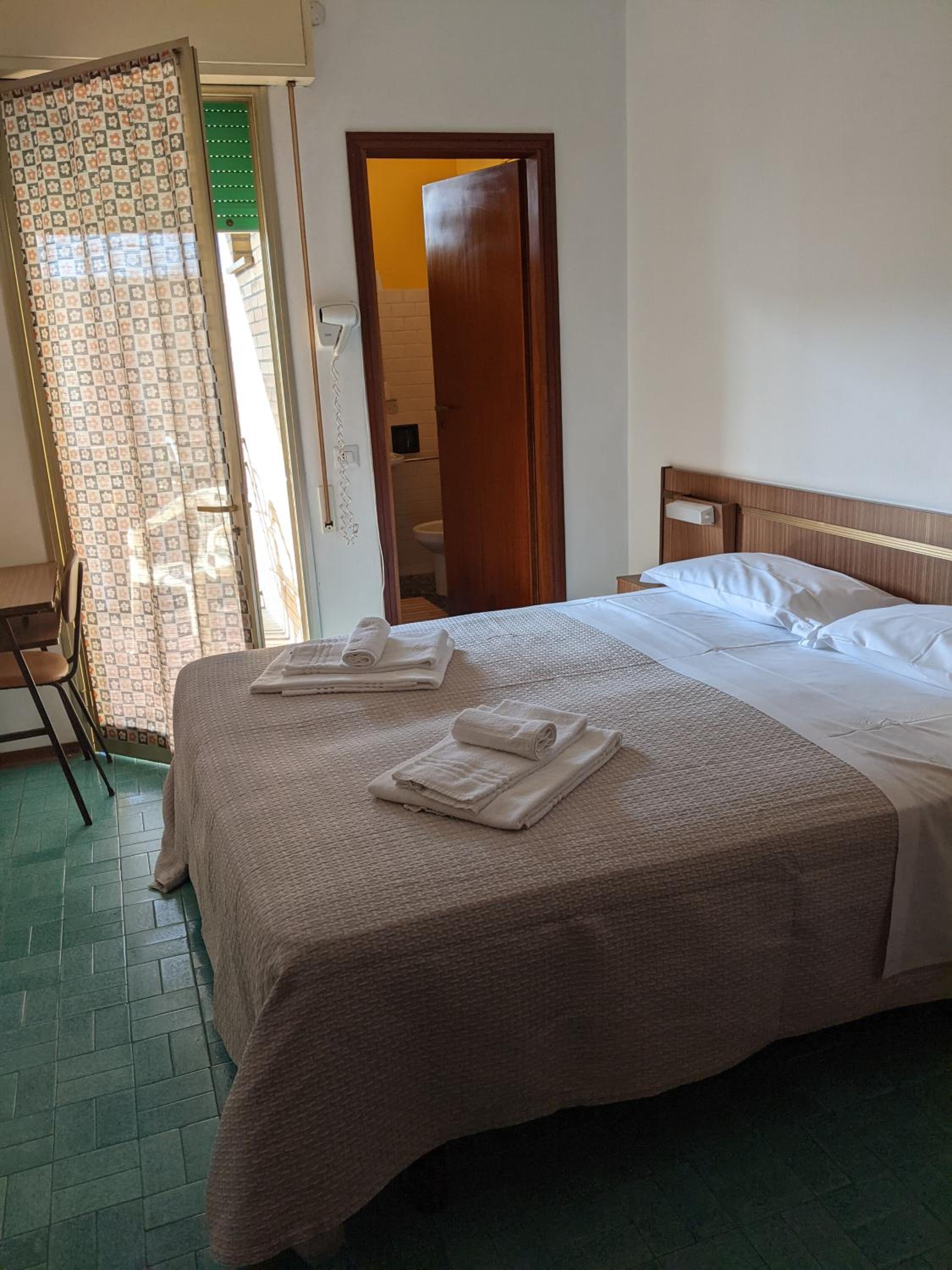 Double Room with Private Bathroom - Photo 4