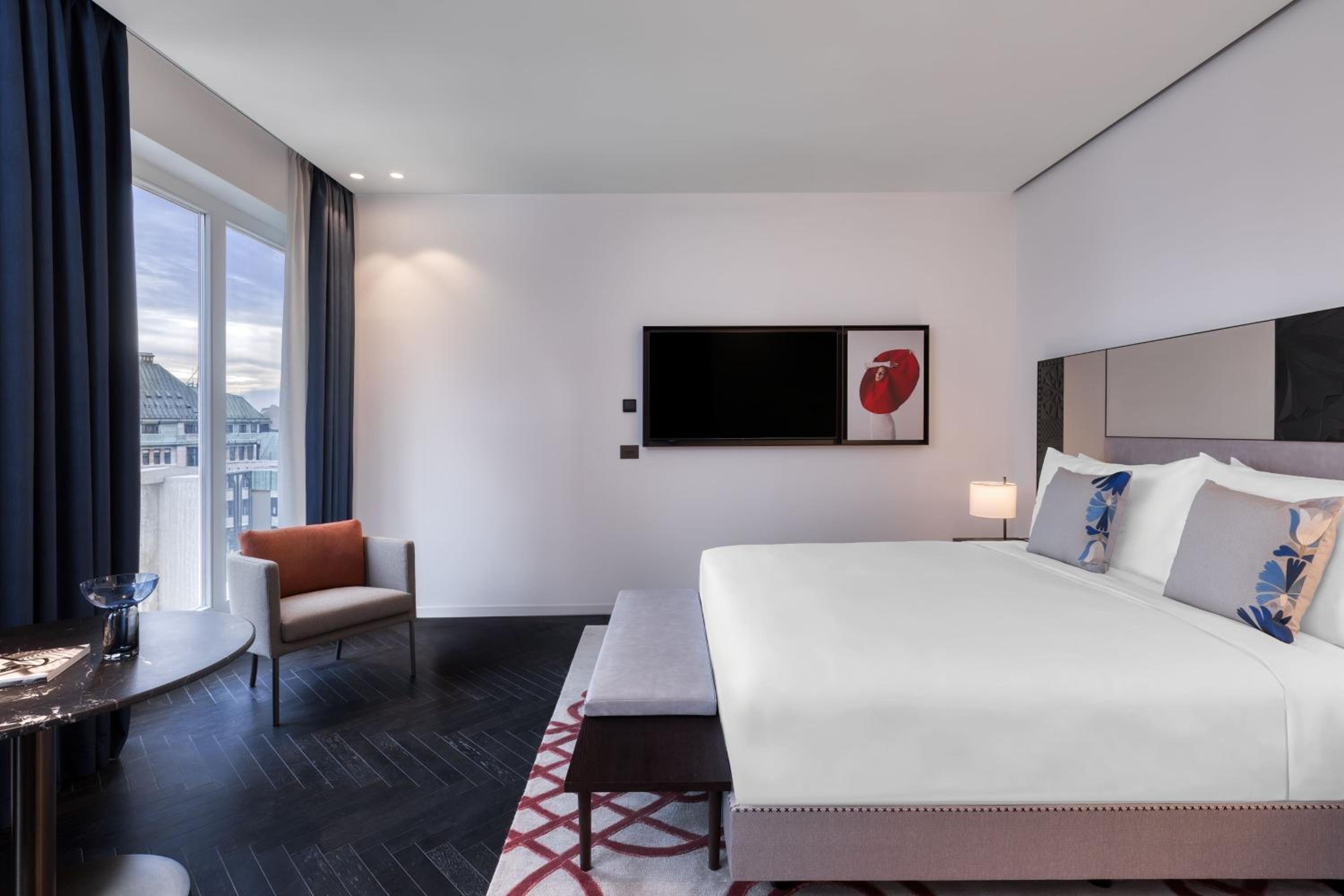 Superior Contemporary King Room with Street View - Photo 2