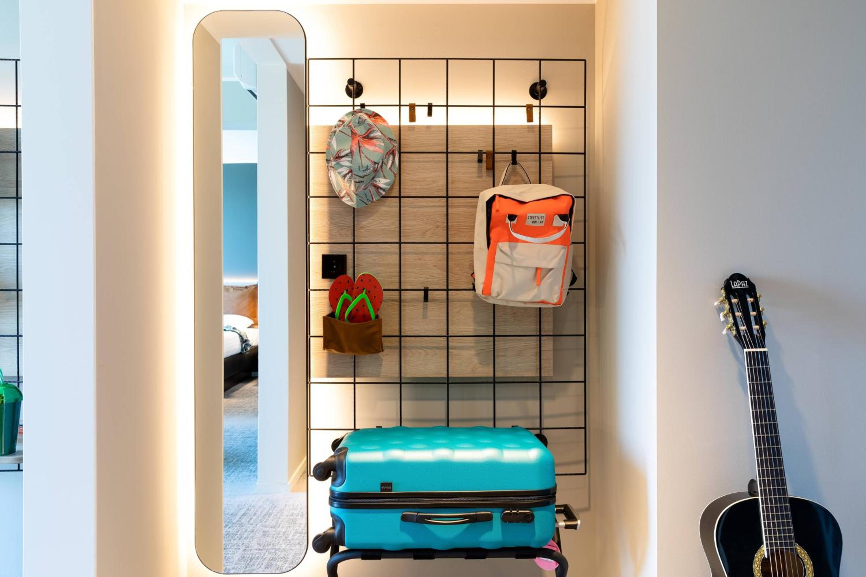 Moxy Queen Room - Photo 3