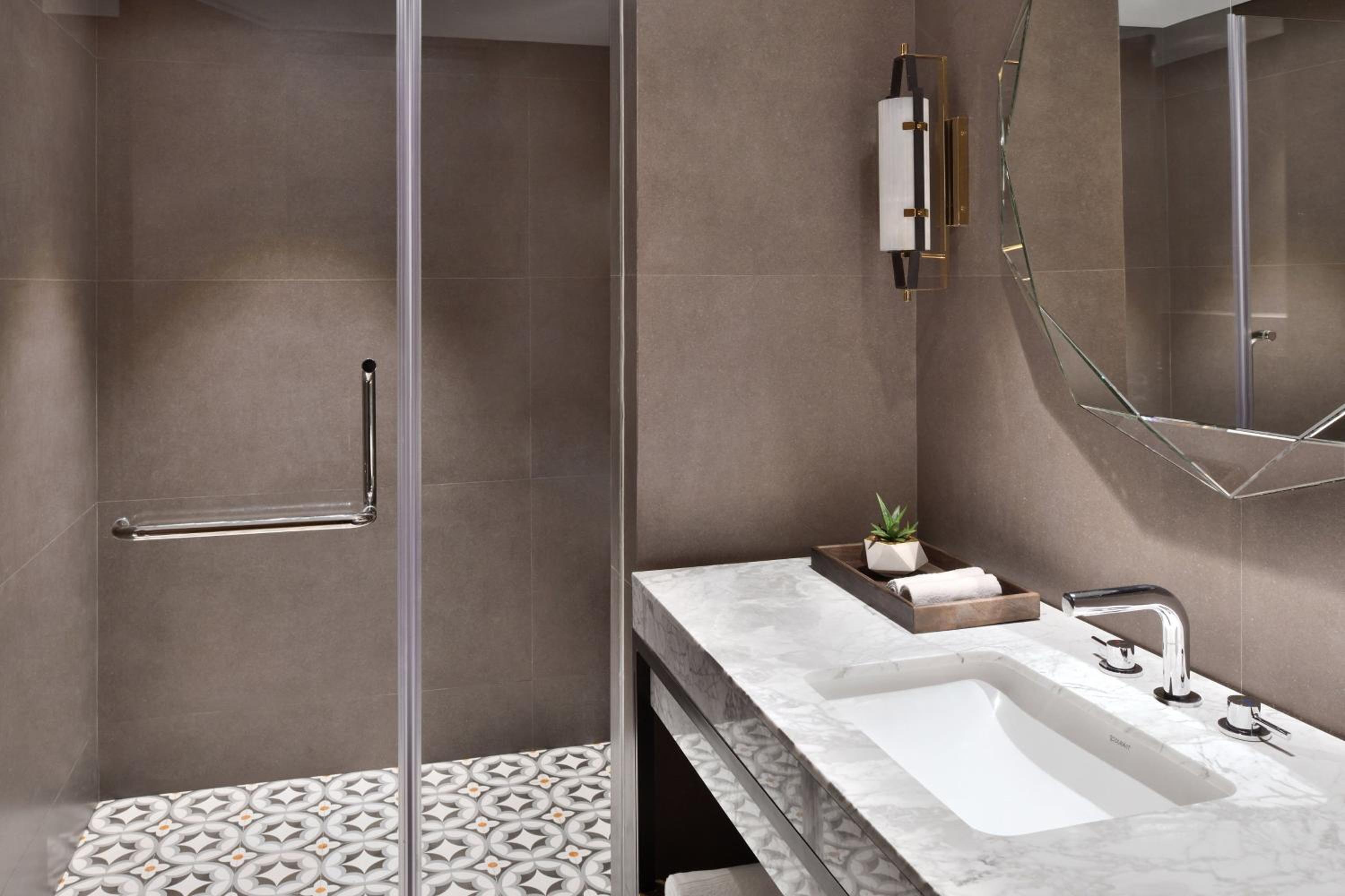 One-Bedroom Suite with complimentary airport transfer, Executive Lounge Access and Tea Tales with Lila from 5pm to 6pm.2 Way Airport Transfers Enjoy complimentary cocktails for 2 hours with our Happy Hour offer