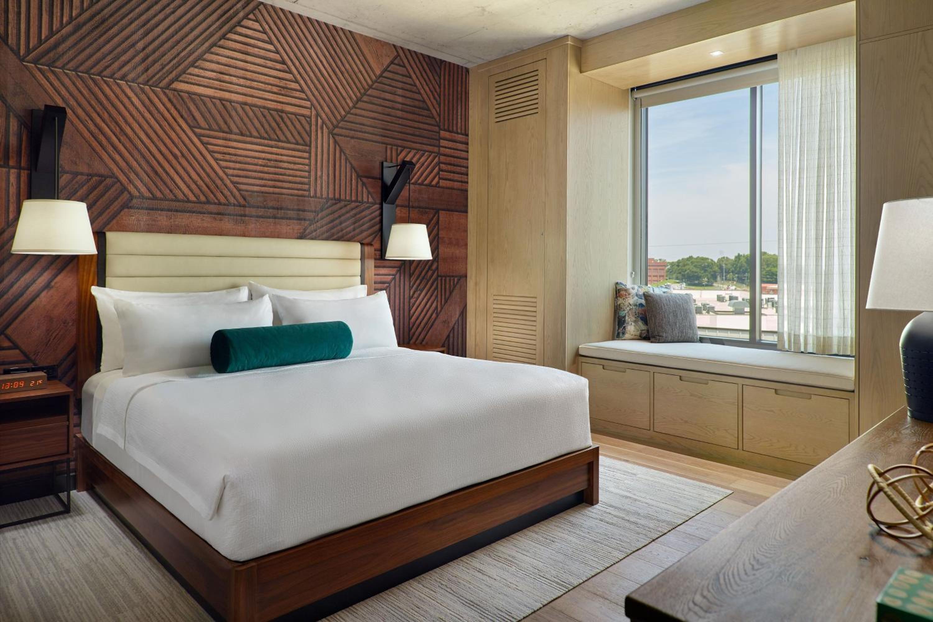 One-Bedroom King Suite with City View - Photo 1