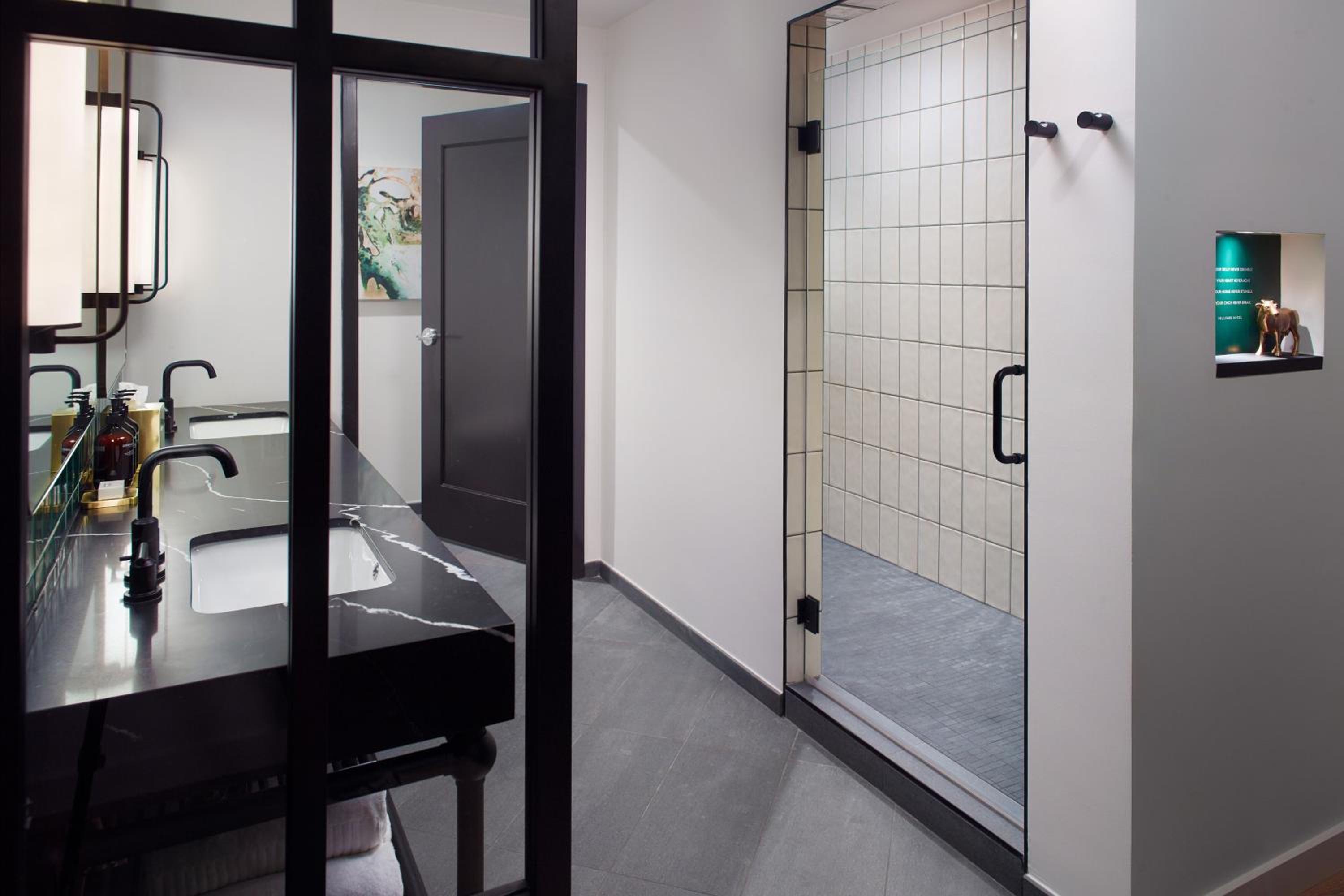 Junior King Studio Suite with Courtyard view - Photo 5