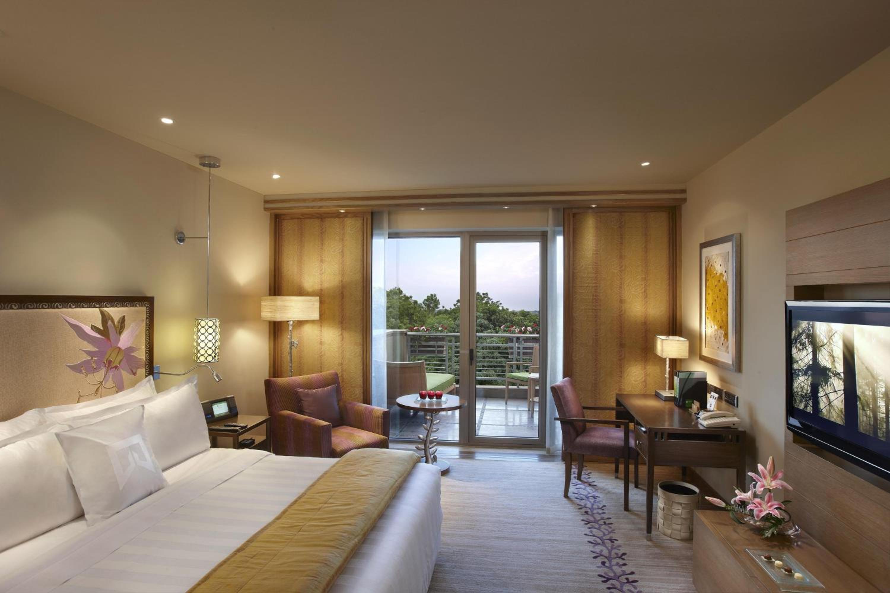 Exclusive Tower Queen Room with One Queen Bed and Balcony (Non Smoking) photo 3