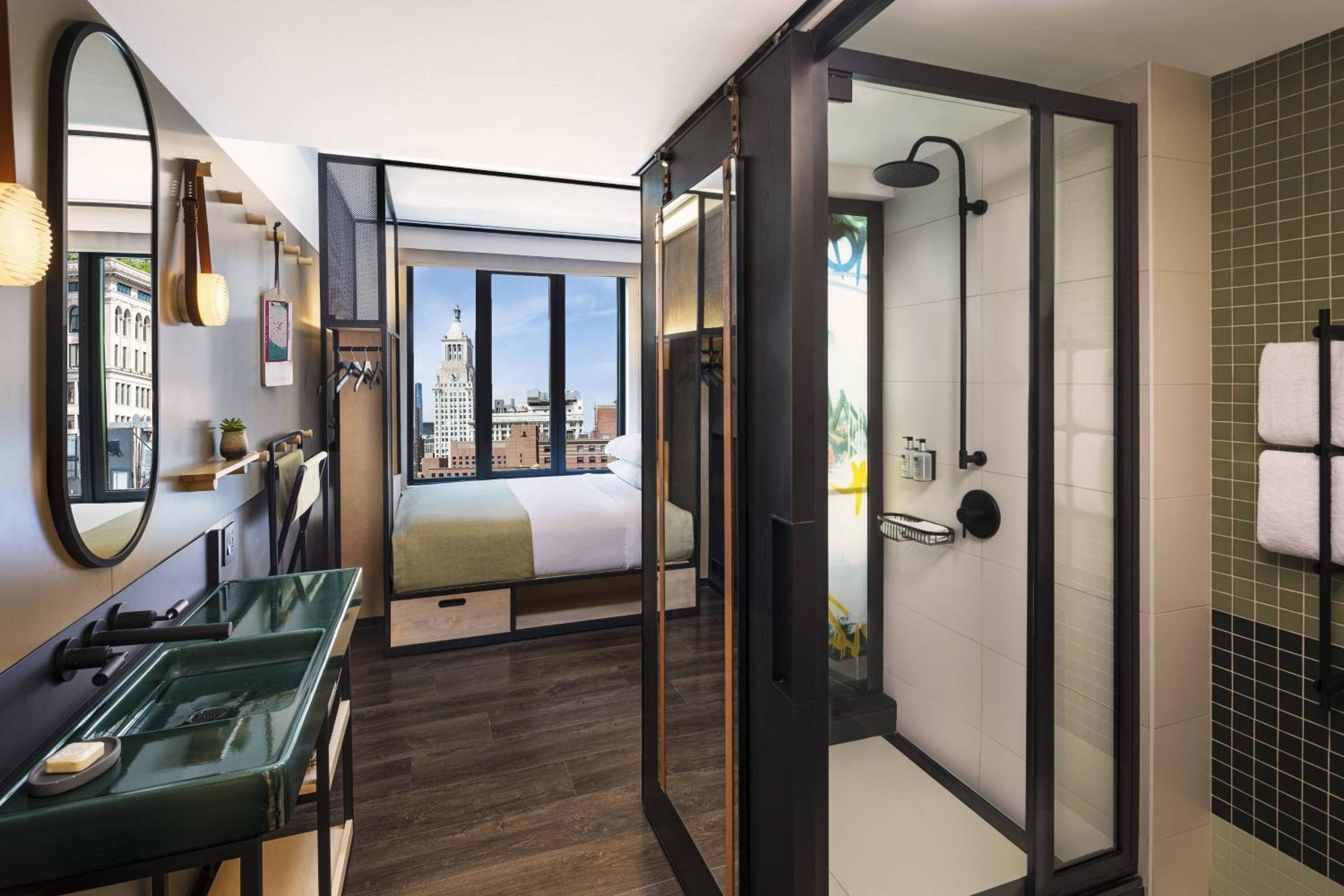Queen, Guest room, 1 Queen (Mobility Accessible w/Roll-in Shower) - Photo 2