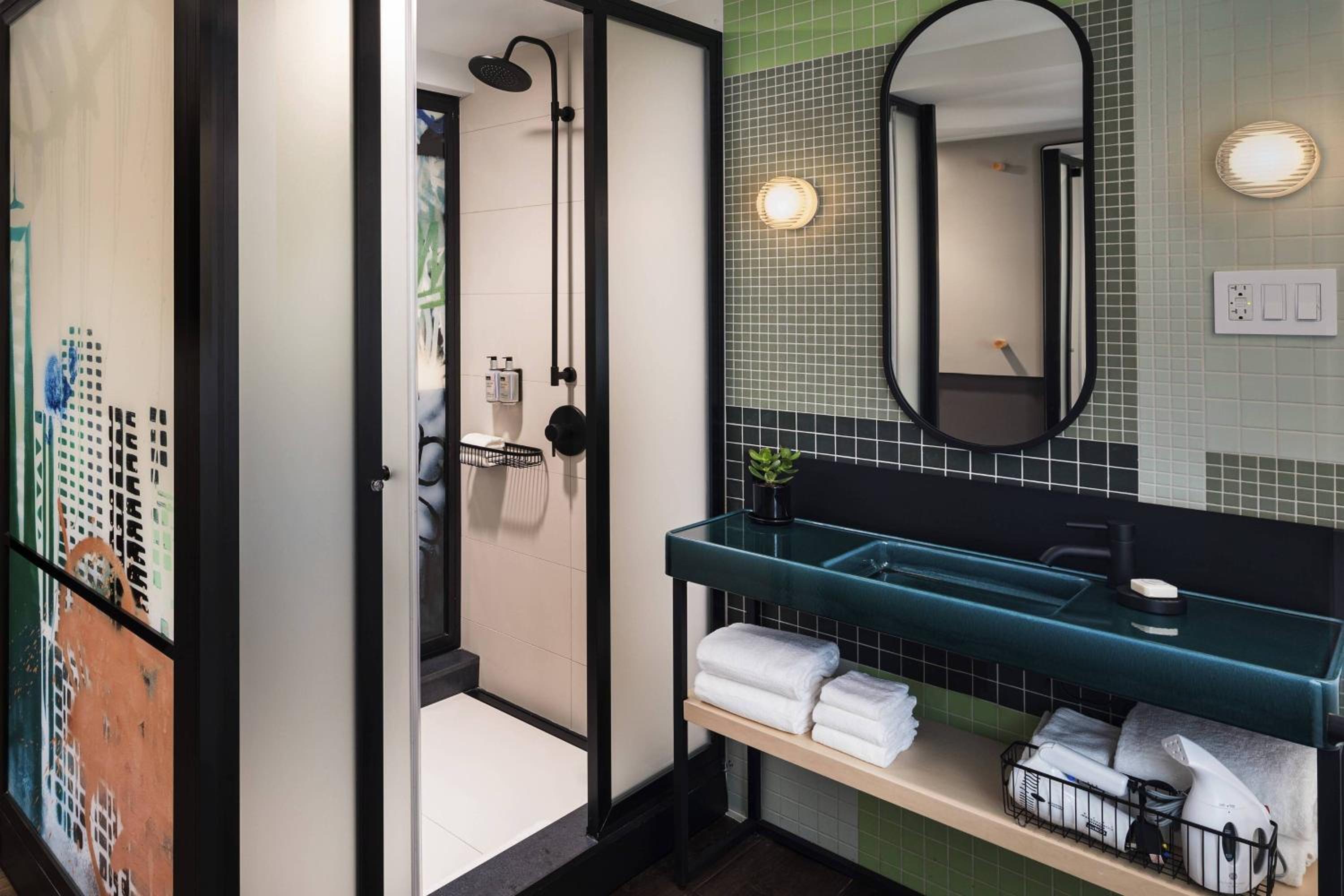 Queen, Guest room, 1 Queen (Mobility Accessible w/Roll-in Shower) - Photo 3