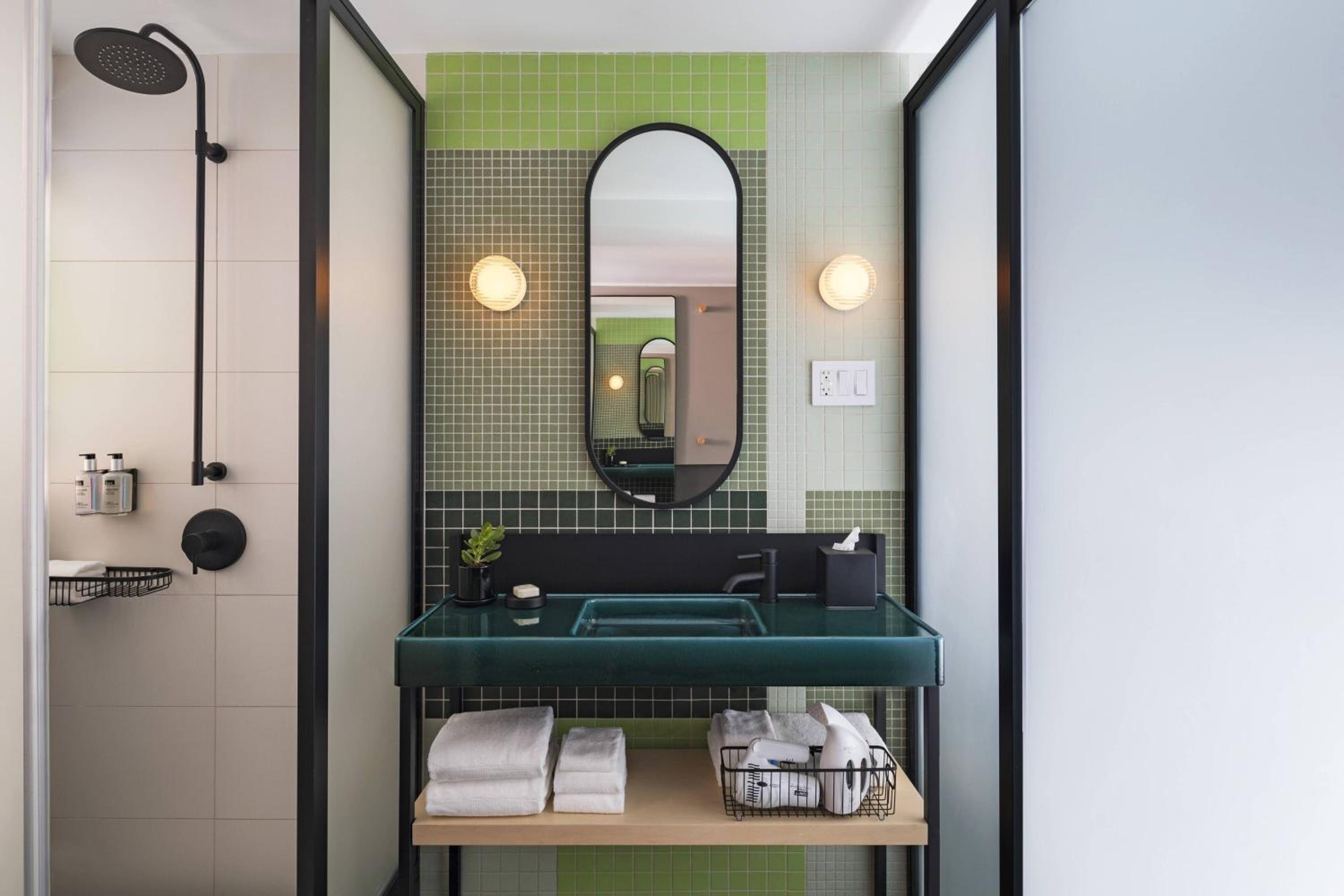 Queen, Guest room, 1 Queen (Mobility Accessible w/Roll-in Shower) - Photo 5