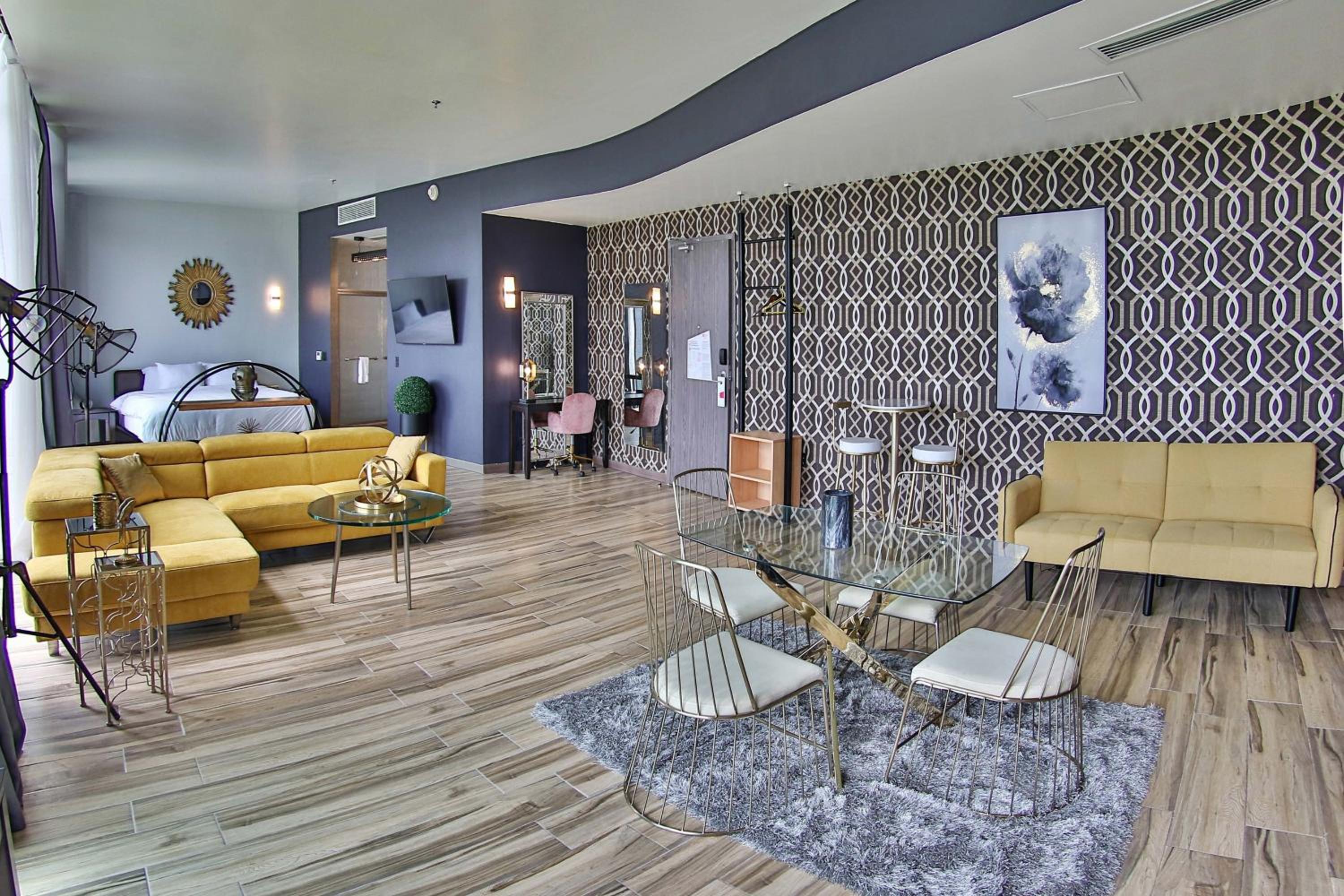 Savvy suite with balcony - Photo 2
