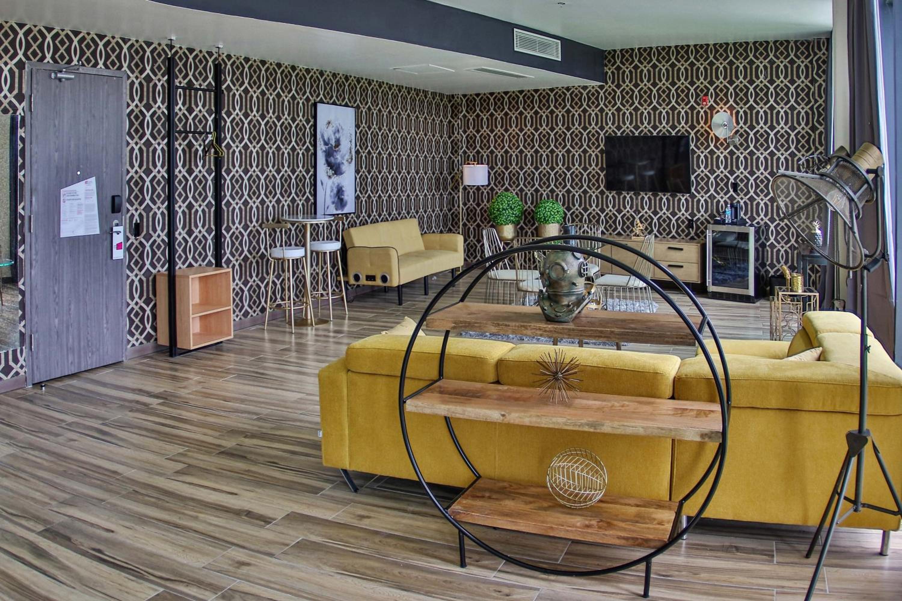 Savvy suite with balcony - Photo 3