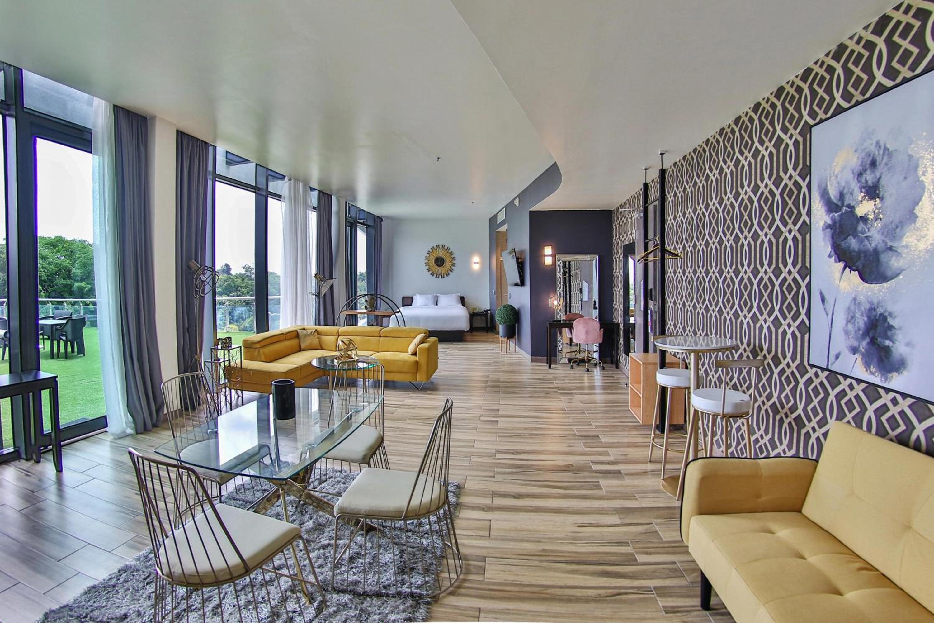 Savvy suite with balcony - Photo 5