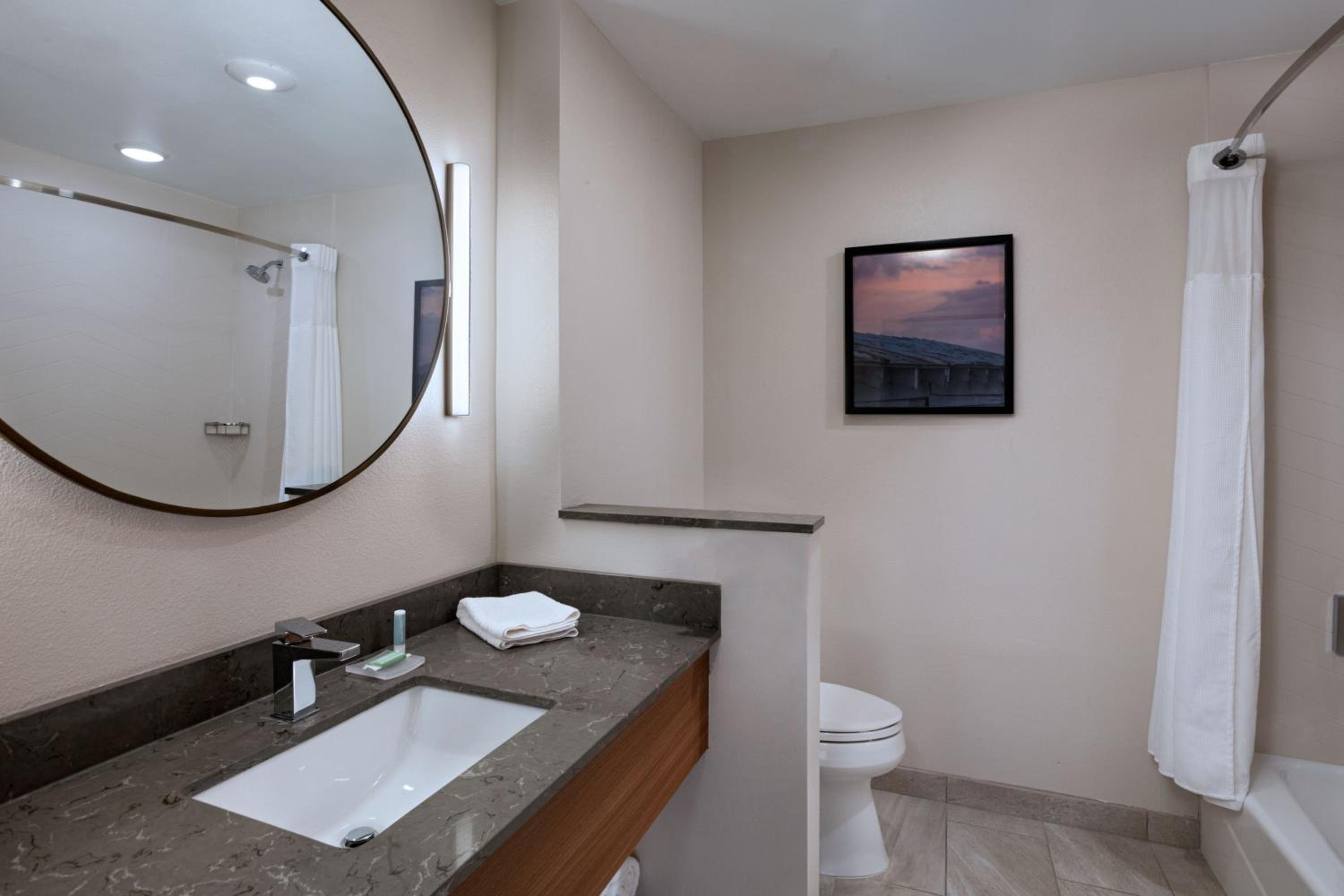 Standard Queen Room with Two Queen Beds and Roll-in Shower - Mobility Accessible photo 3