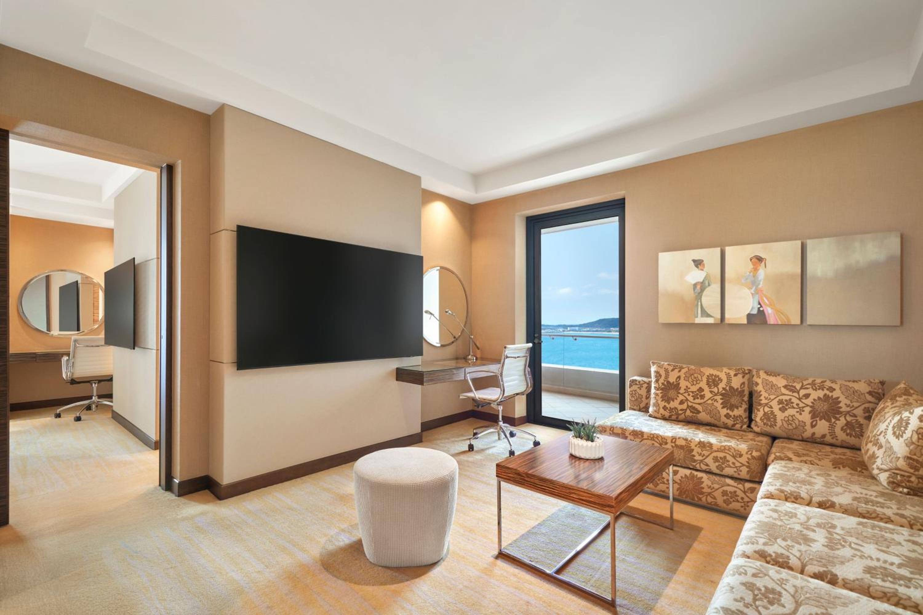 One-Bedroom Executive Suite with Ocean View and Balcony - Photo 2