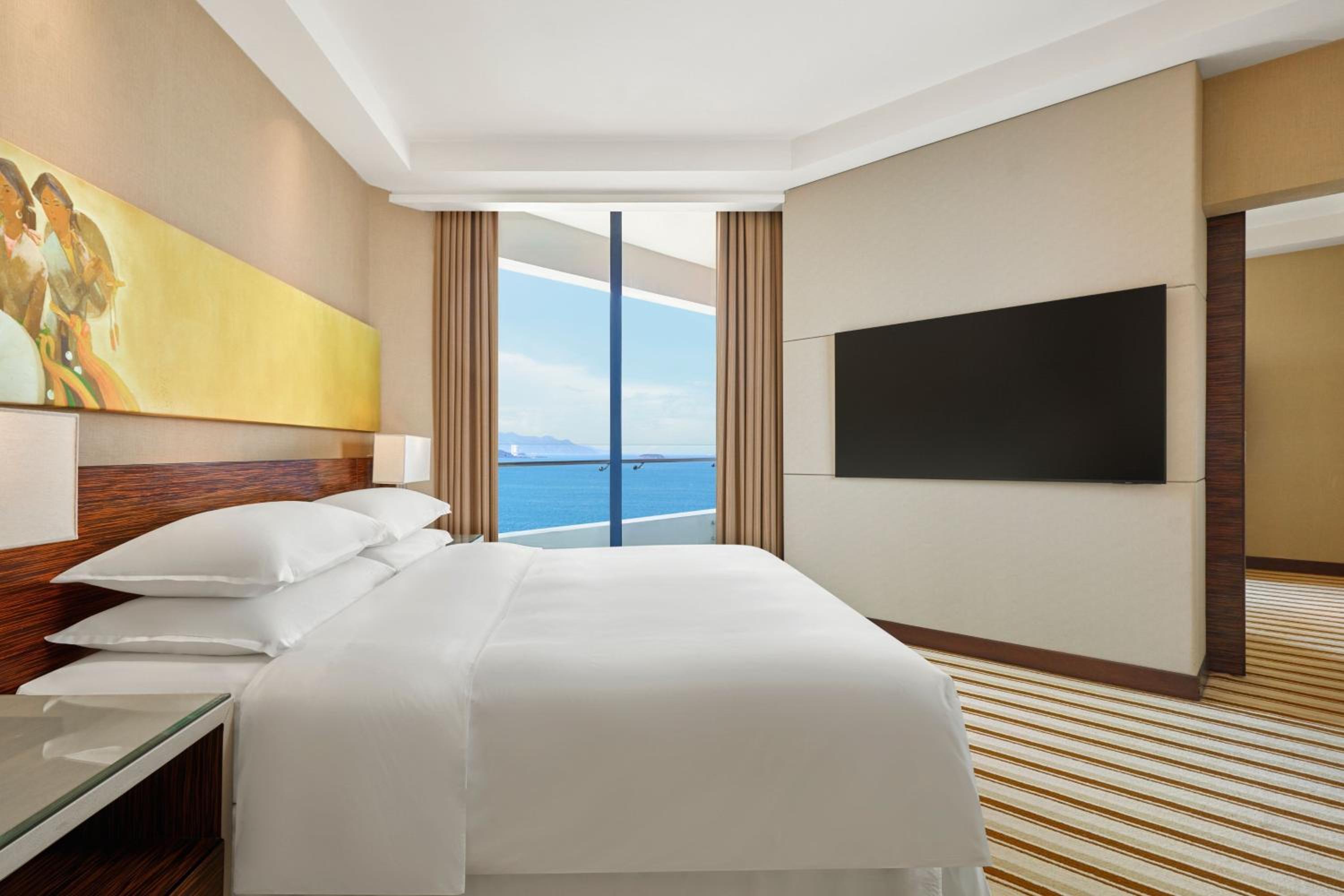 Junior King Suite with Balcony and Ocean View - Photo 8