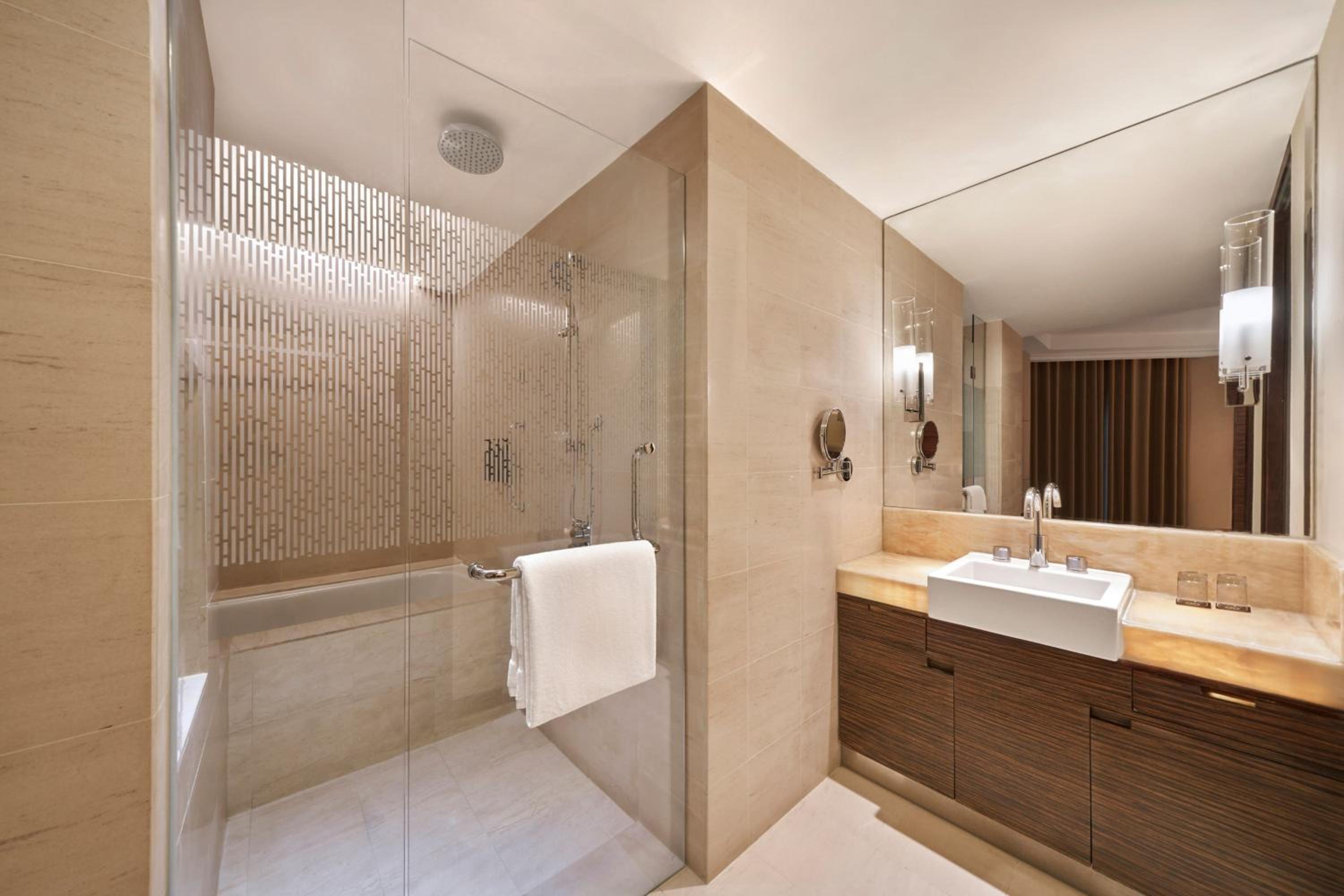 Junior King Suite with Balcony and Ocean View - Photo 5