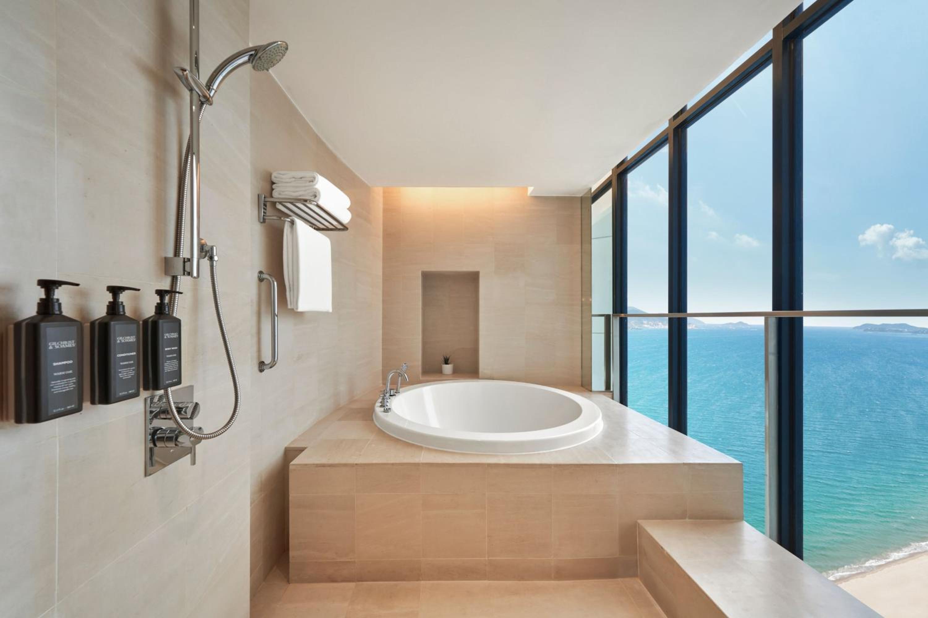 One-Bedroom Executive Suite with Ocean View and Balcony - Photo 5