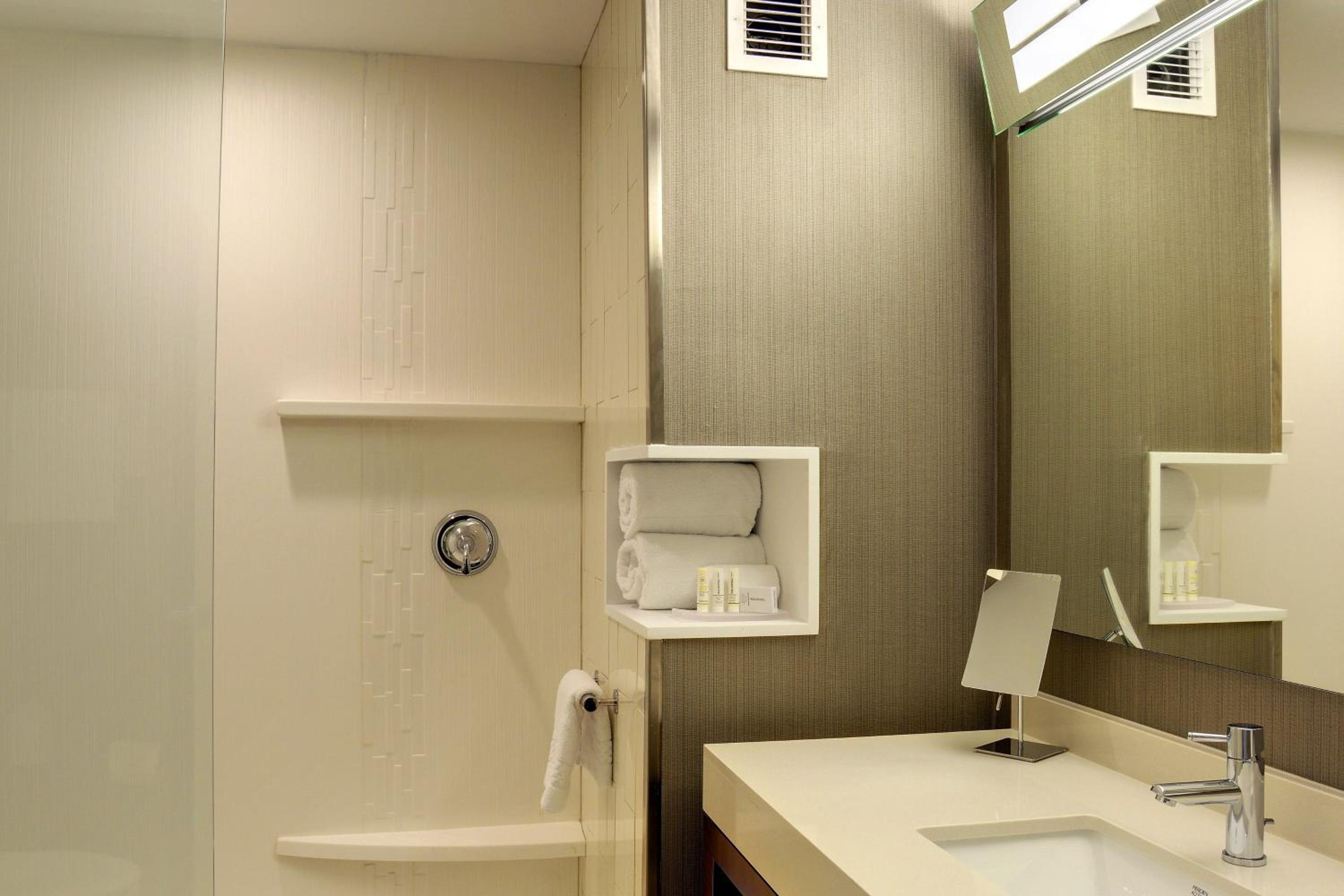 Queen Room with Two Queen Beds and Adapted Tub - Mobility and Hearing Accessible photo 3