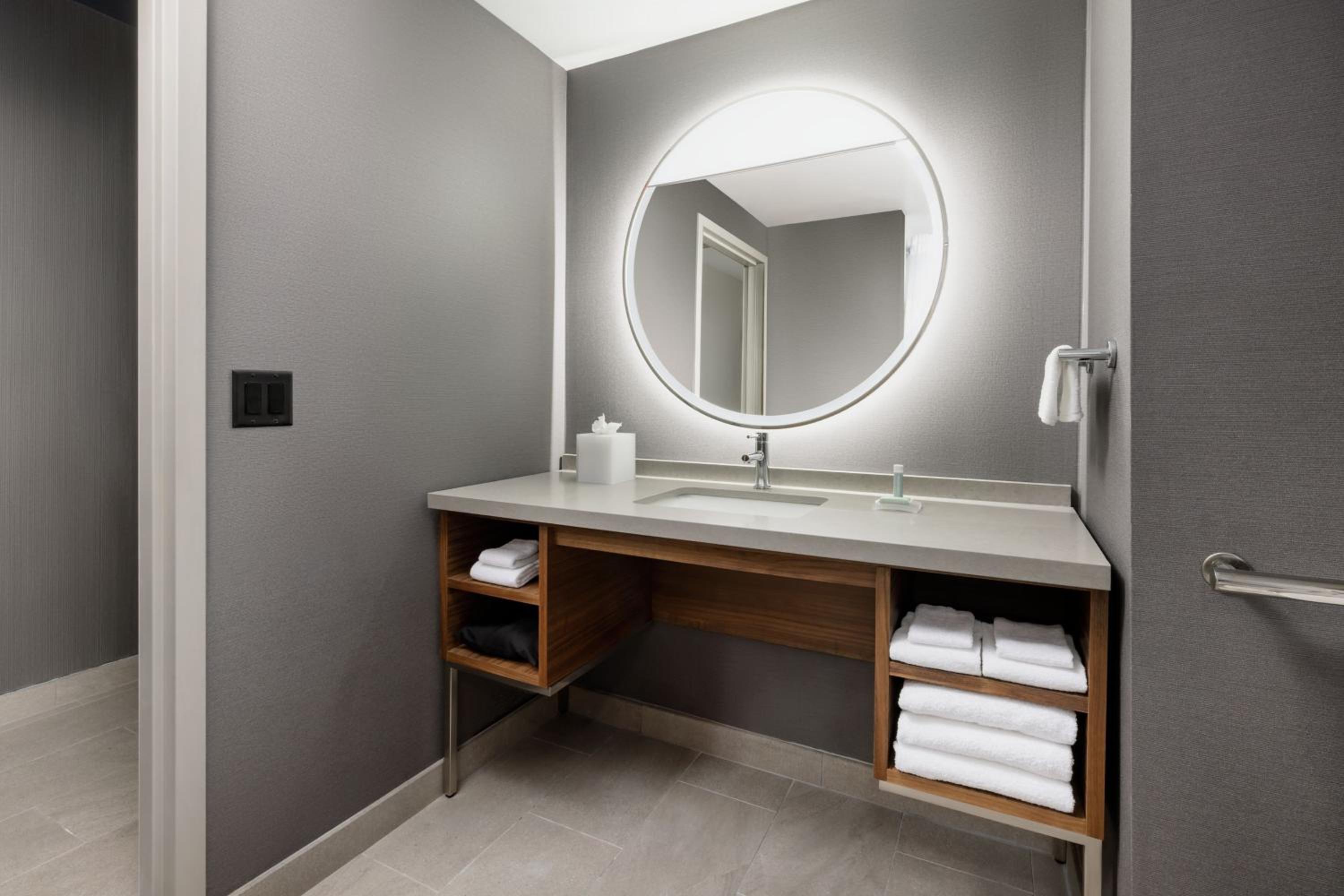 Standard Queen Room with Two Queen Beds - Hearing Accessible - Photo 2