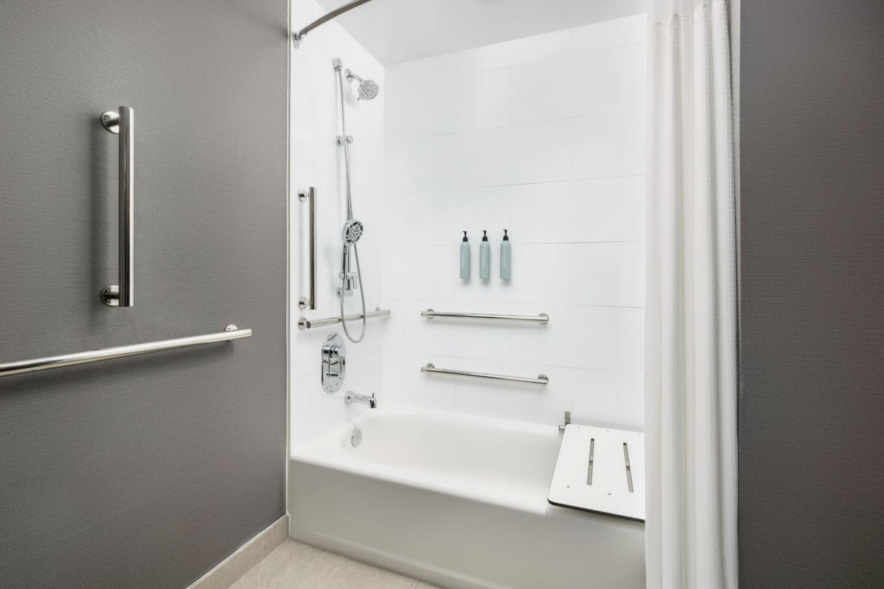 Standard Queen Room with Two Queen Beds - Hearing Accessible - Photo 4