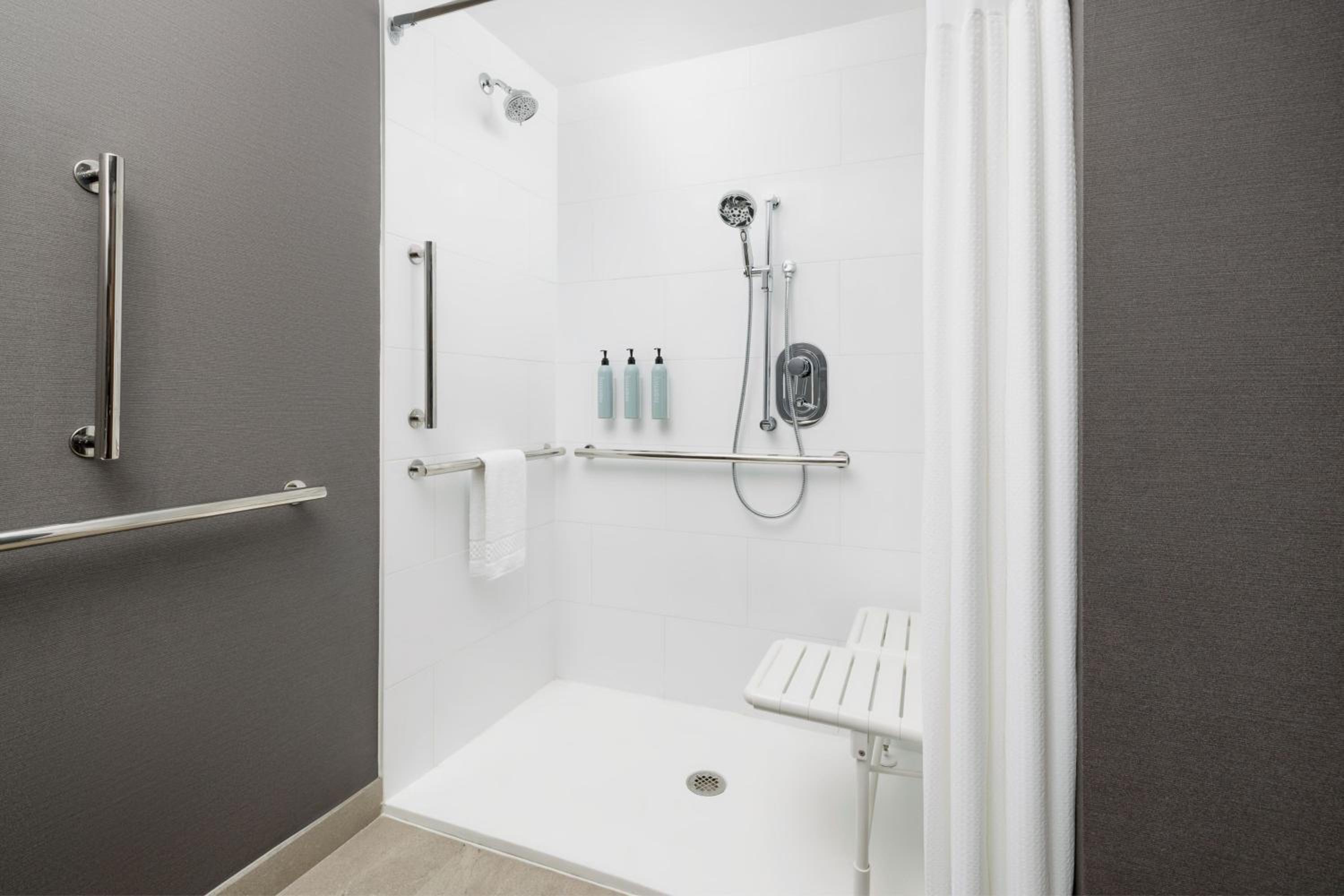 Standard Queen Room with Two Queen Beds - Hearing Accessible - Photo 5