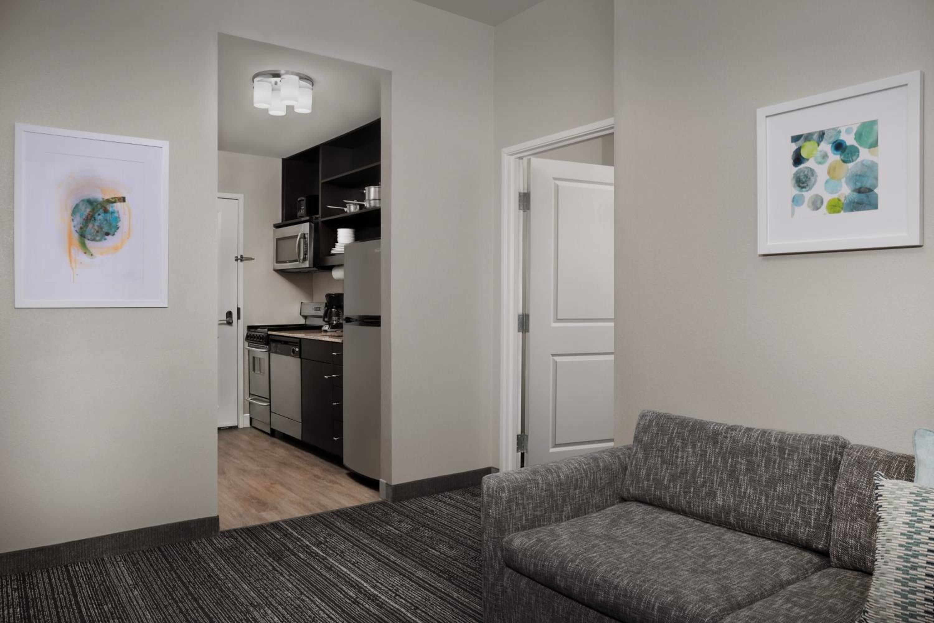 One-Bedroom Queen Suite - Photo 3