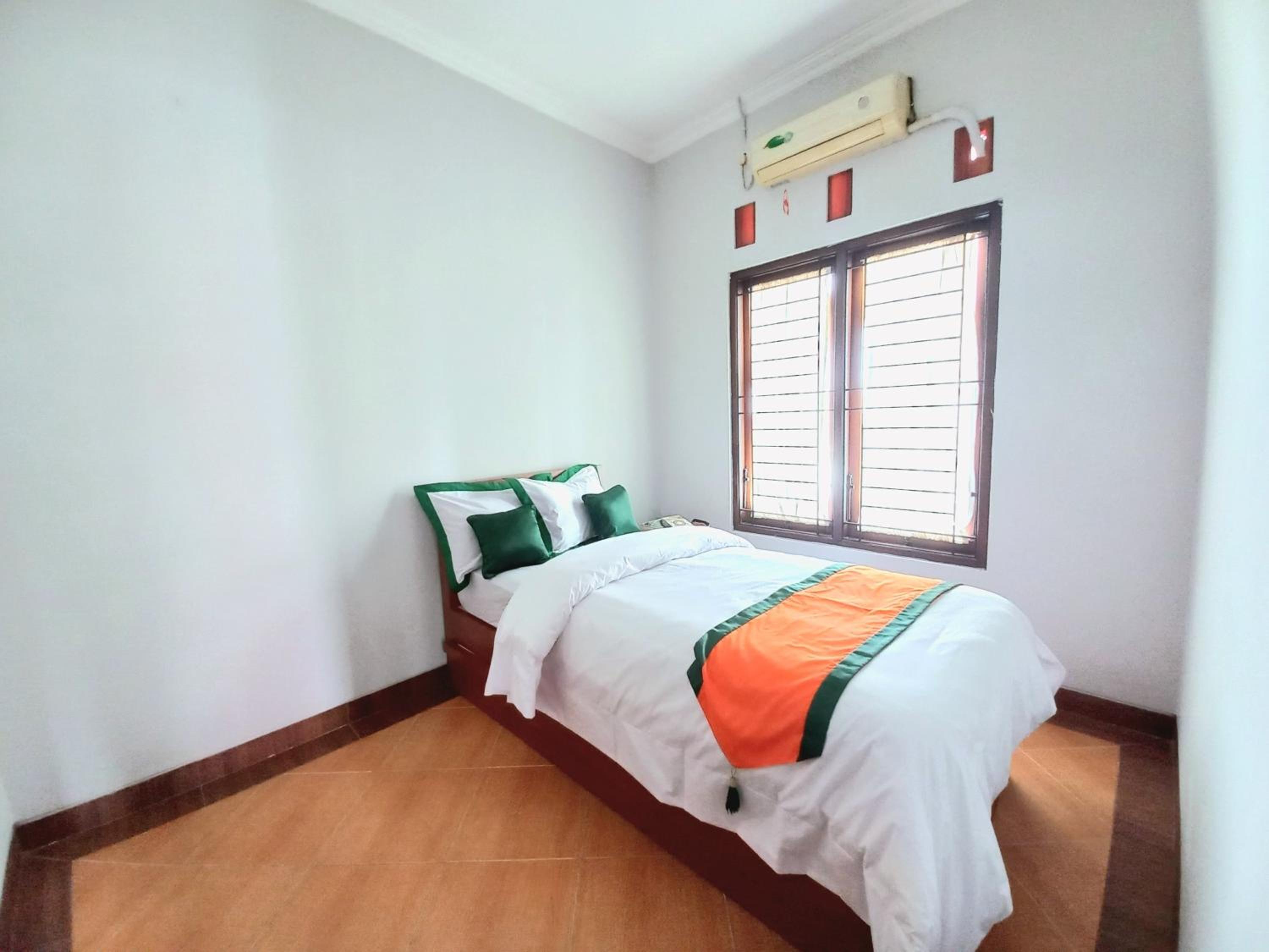 Three-Bedroom House photo 3