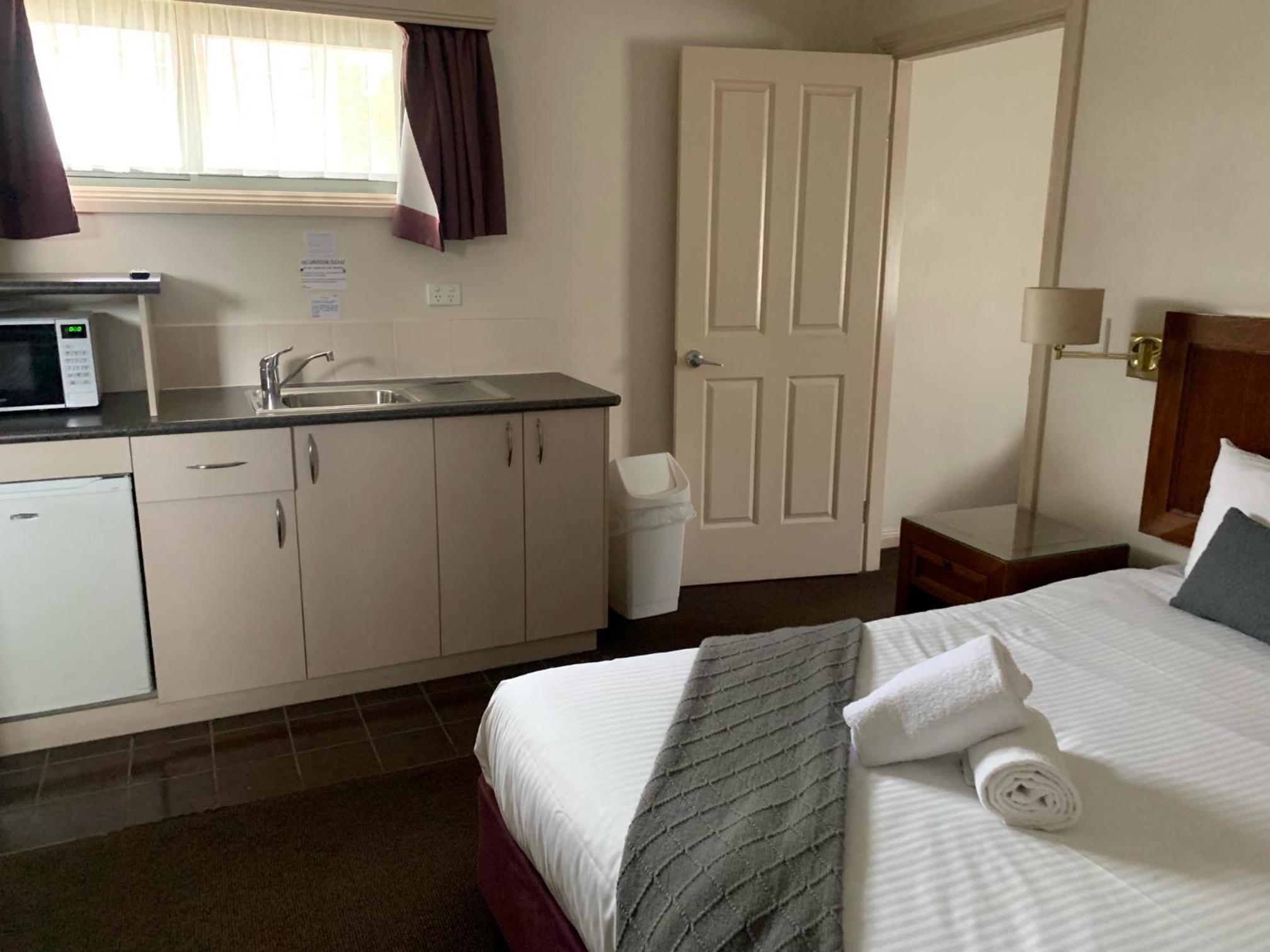 Deluxe Family Room with Bath photo 2