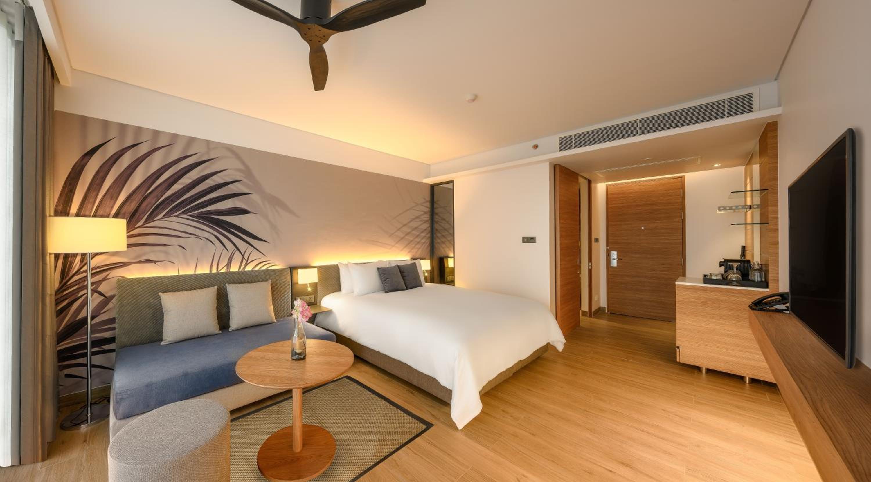 Junior Suite with Pool View - Photo 2