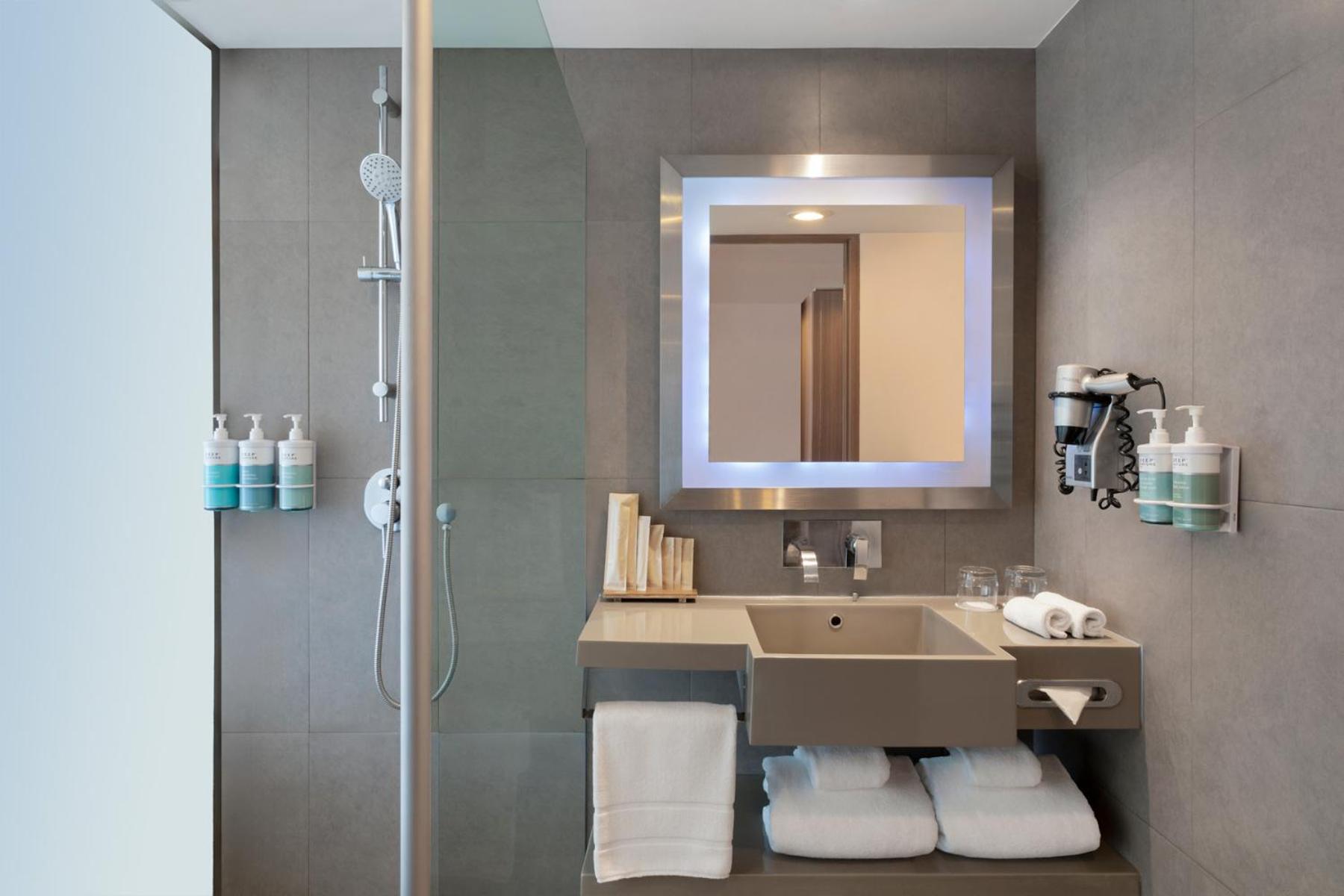 One Bedroom King Suite thumbnail 6