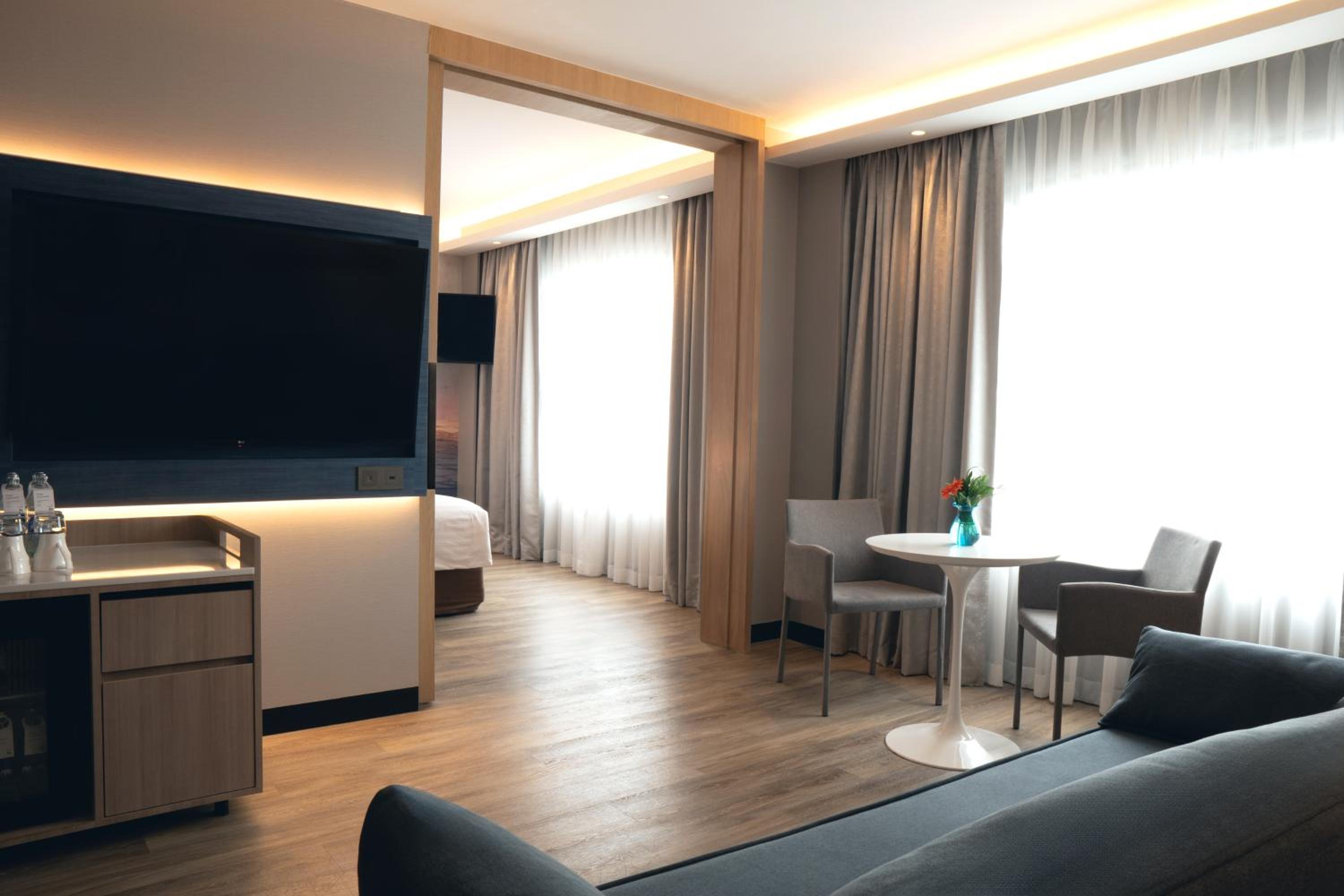 Junior Suite with Queen Bed thumbnail 5