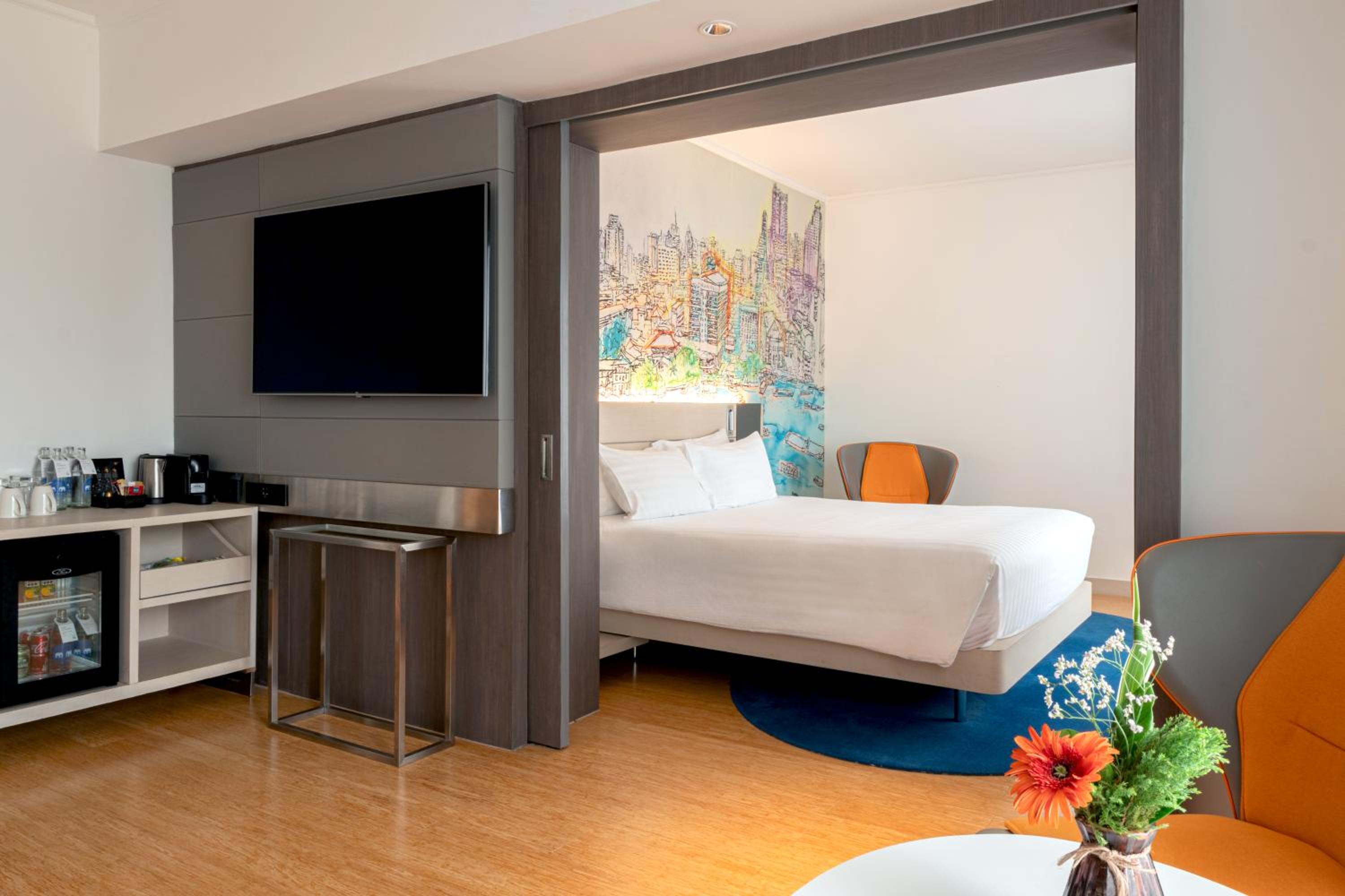Junior Suite with Queen Bed thumbnail 6