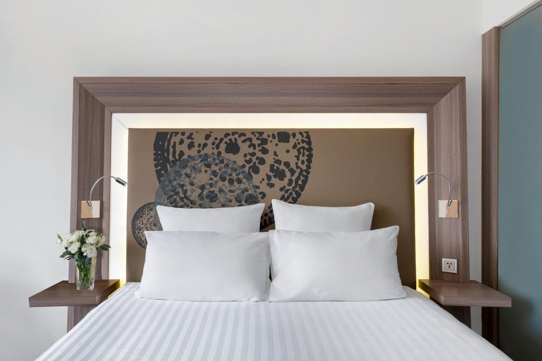Executive Queen Room thumbnail 5