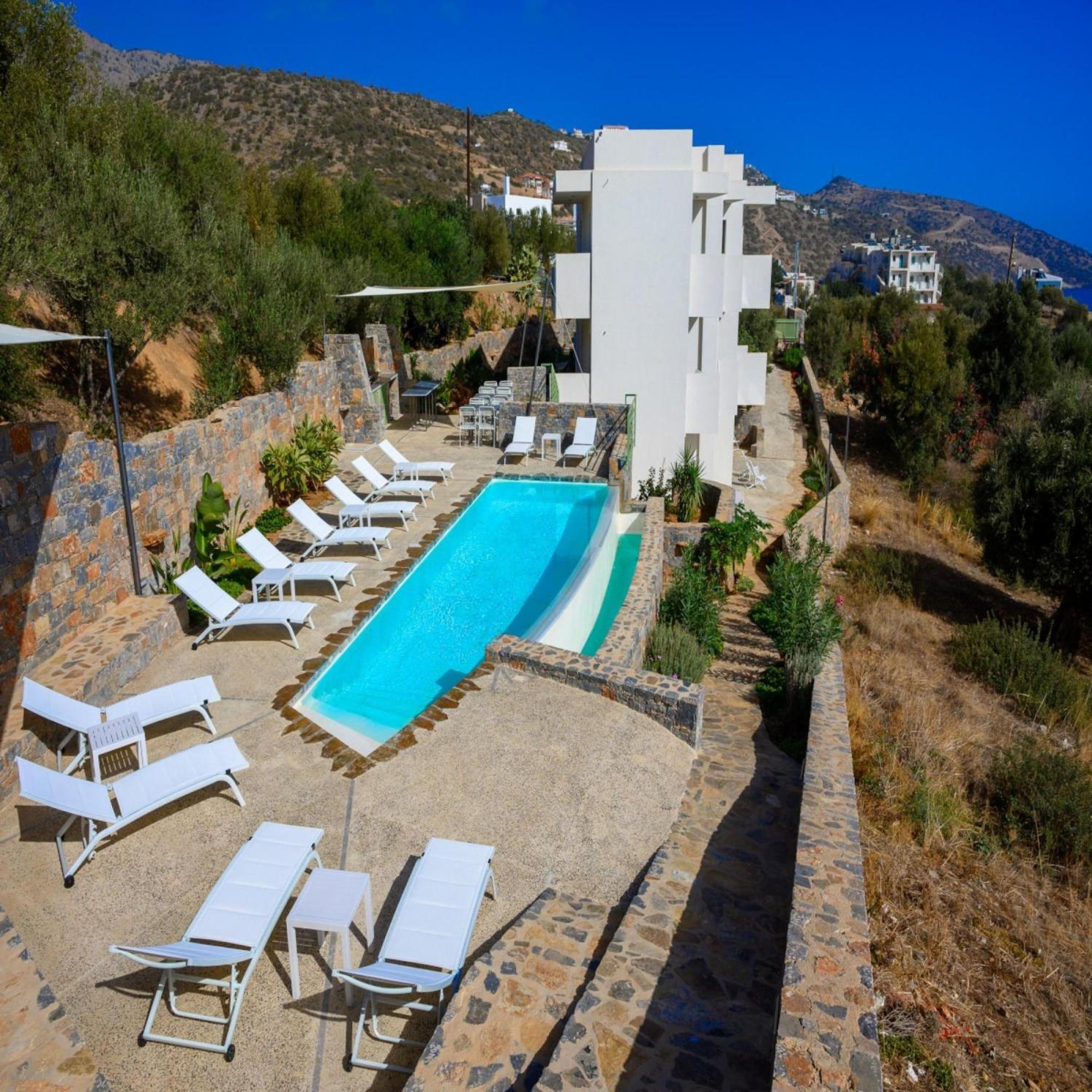 Crown Suite w Shared Pool photo 2